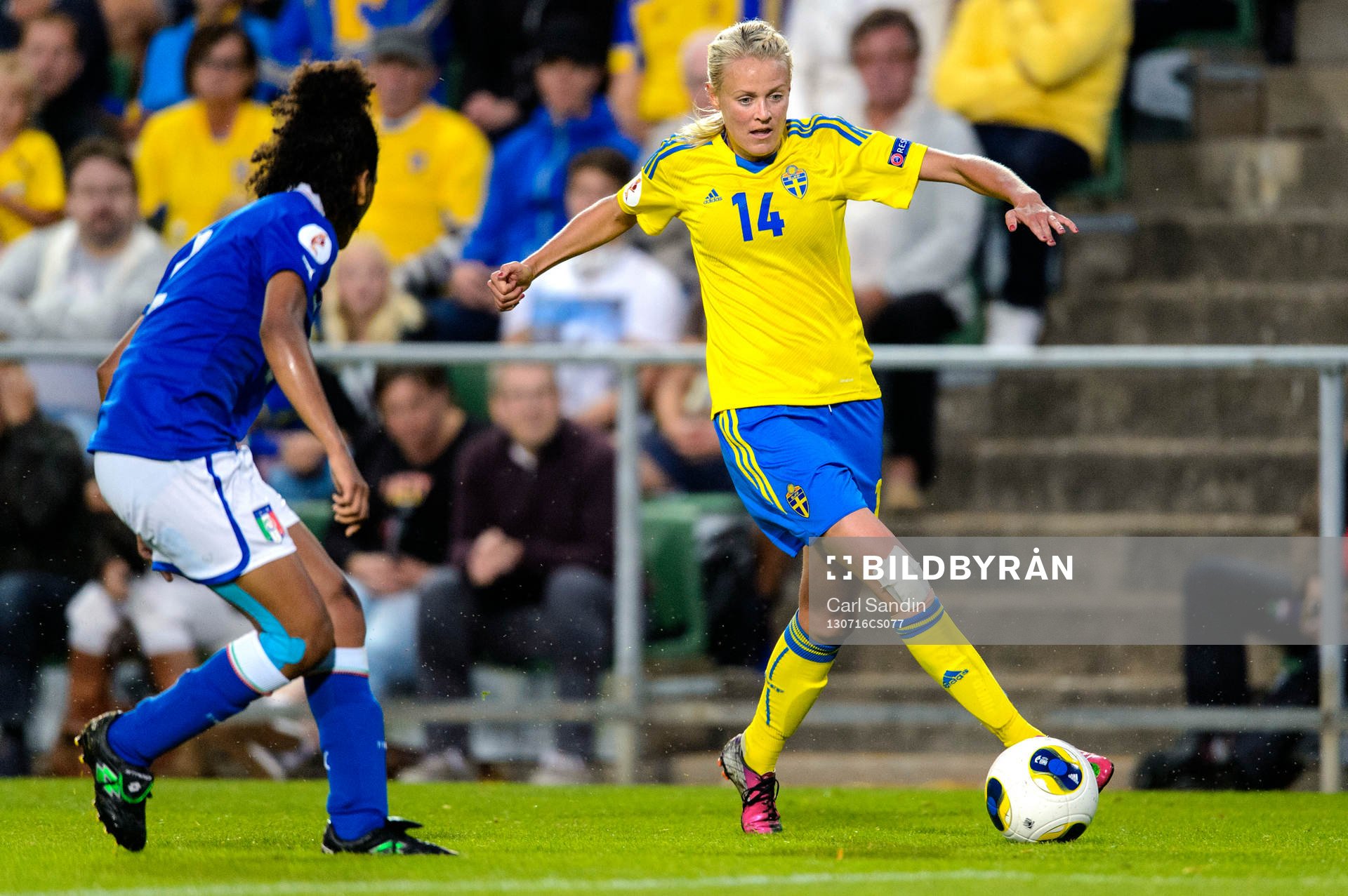 Sveriges Josefine Öqvist med bollen i matchen mellan