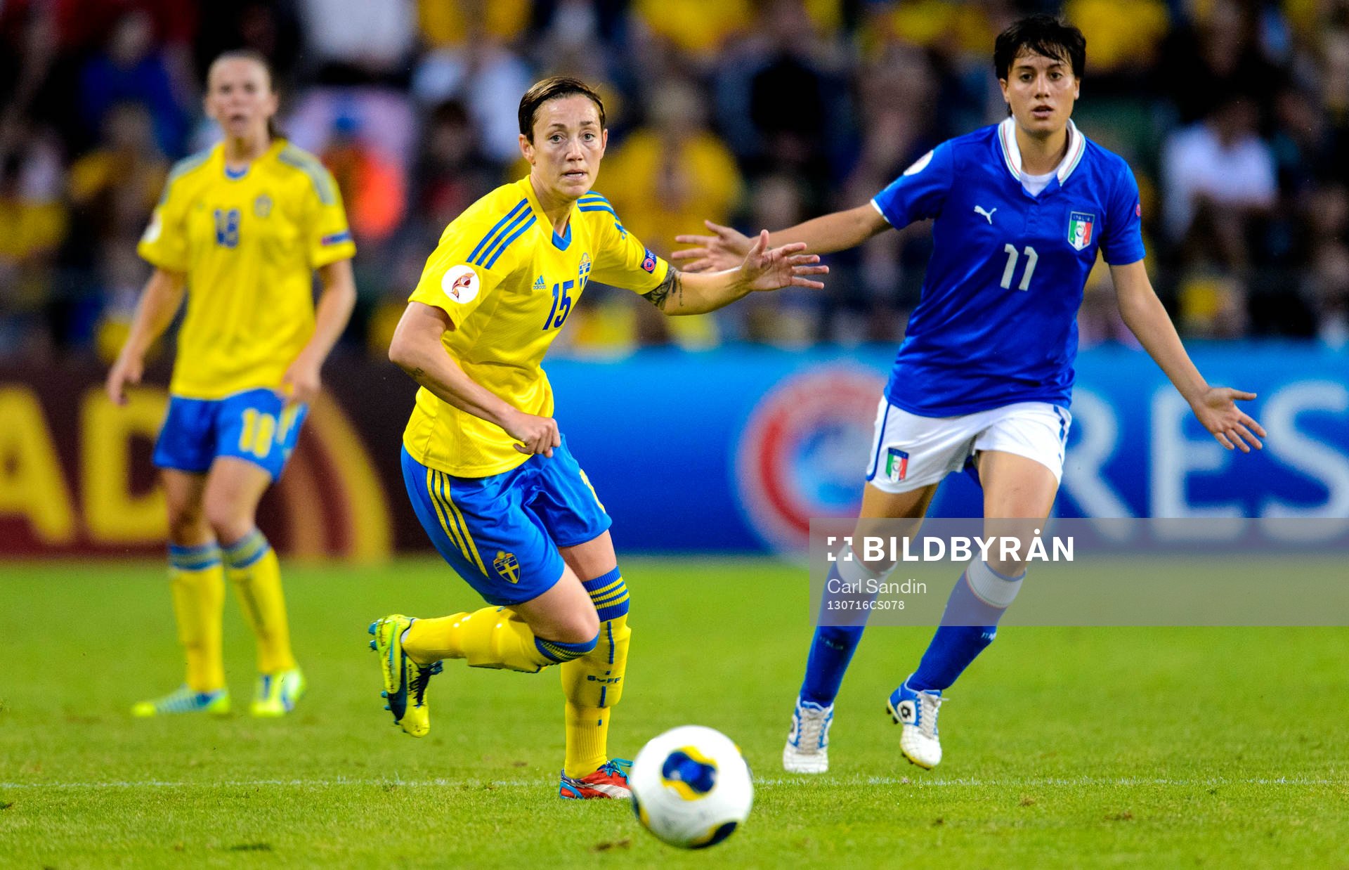 Sveriges Therese Sjögran och Italiens Alice Parisi i matchen mellan Sverige och Italien under dam-EM i fotboll 16 juli 2013 i Halmstad.