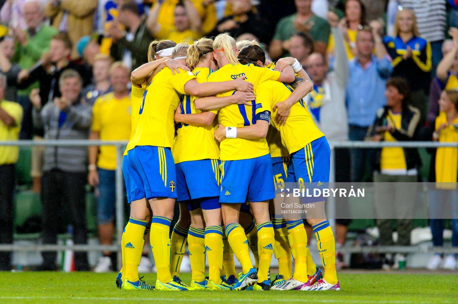 Sveriges lag firar efter 2-0 genom Lotta Schelin i matchen mellan Sverige och Italien under dam-EM i fotboll 16 juli 2013 i Halmstad.