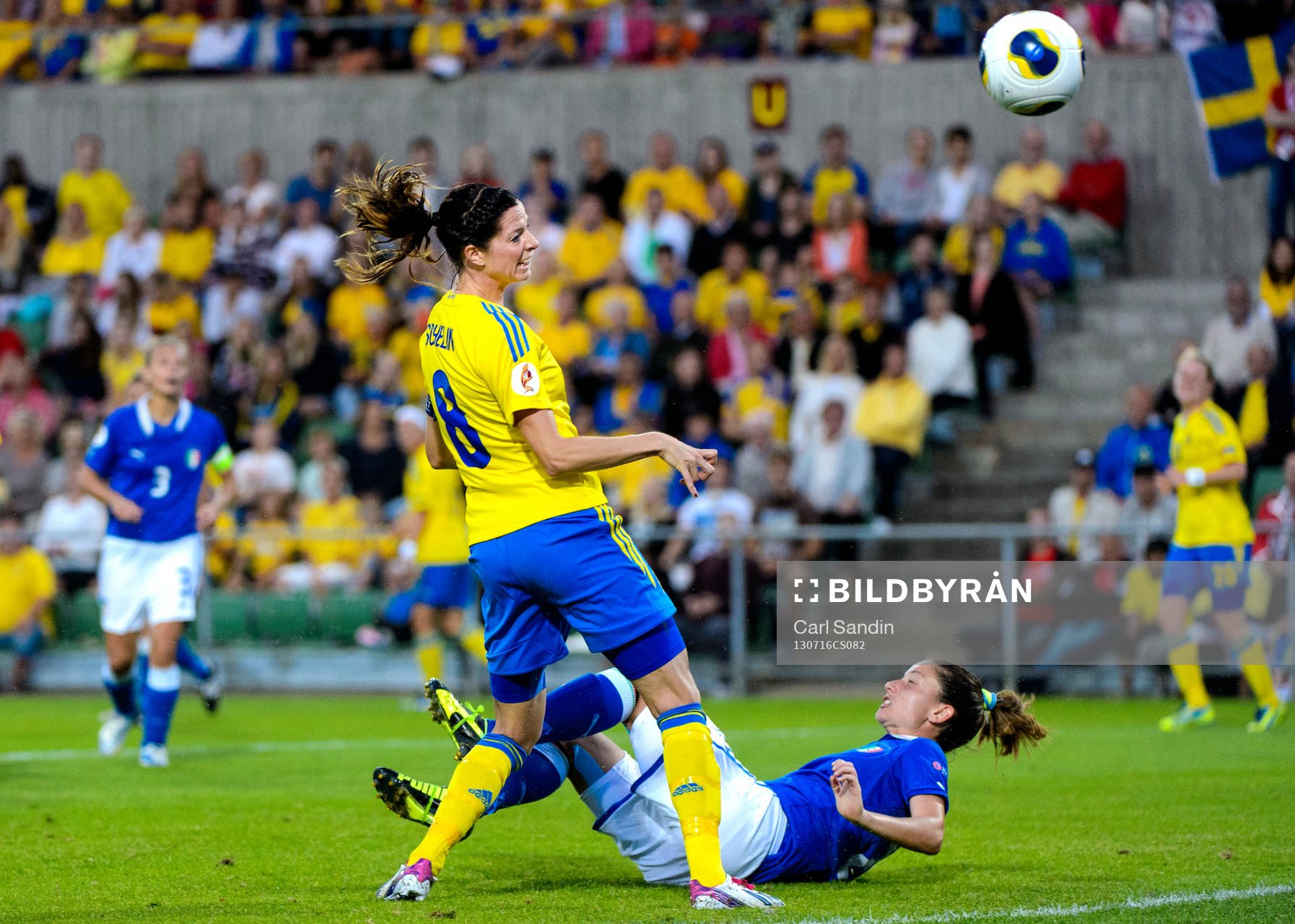 Sveriges Lotta Schelin nickar bollen mot mål i matchen