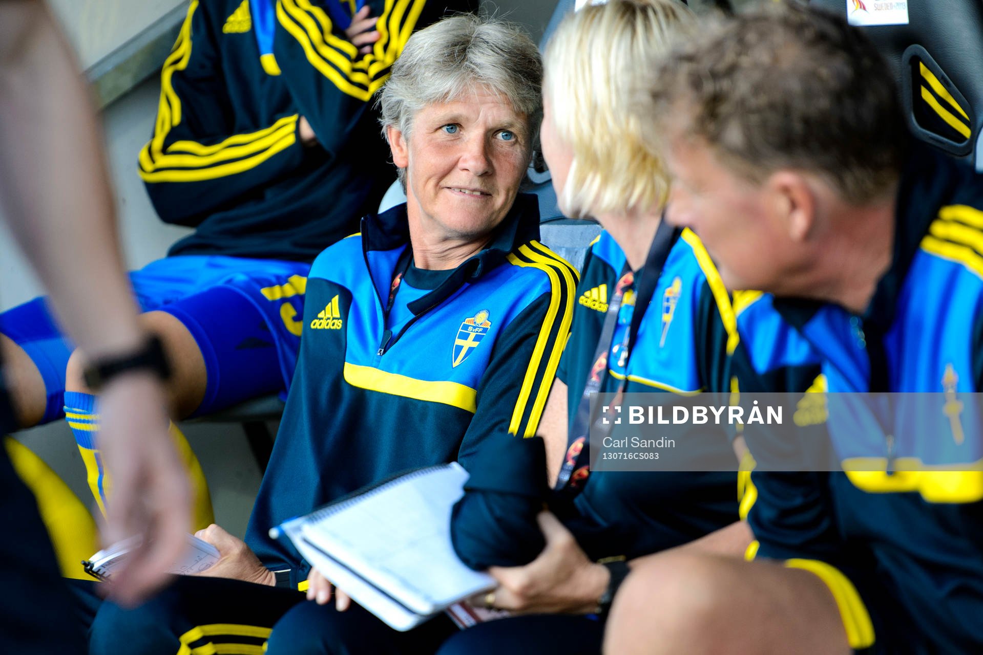 Sveriges förbundskapten Pia Sundhage sitter på bänken