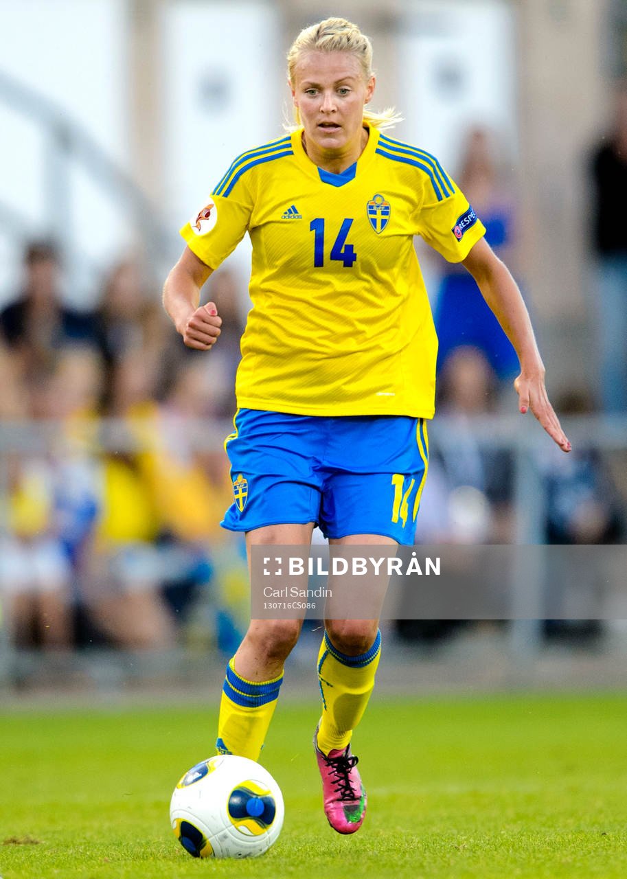 Sveriges Josefine Öqvist med bollen i matchen mellan