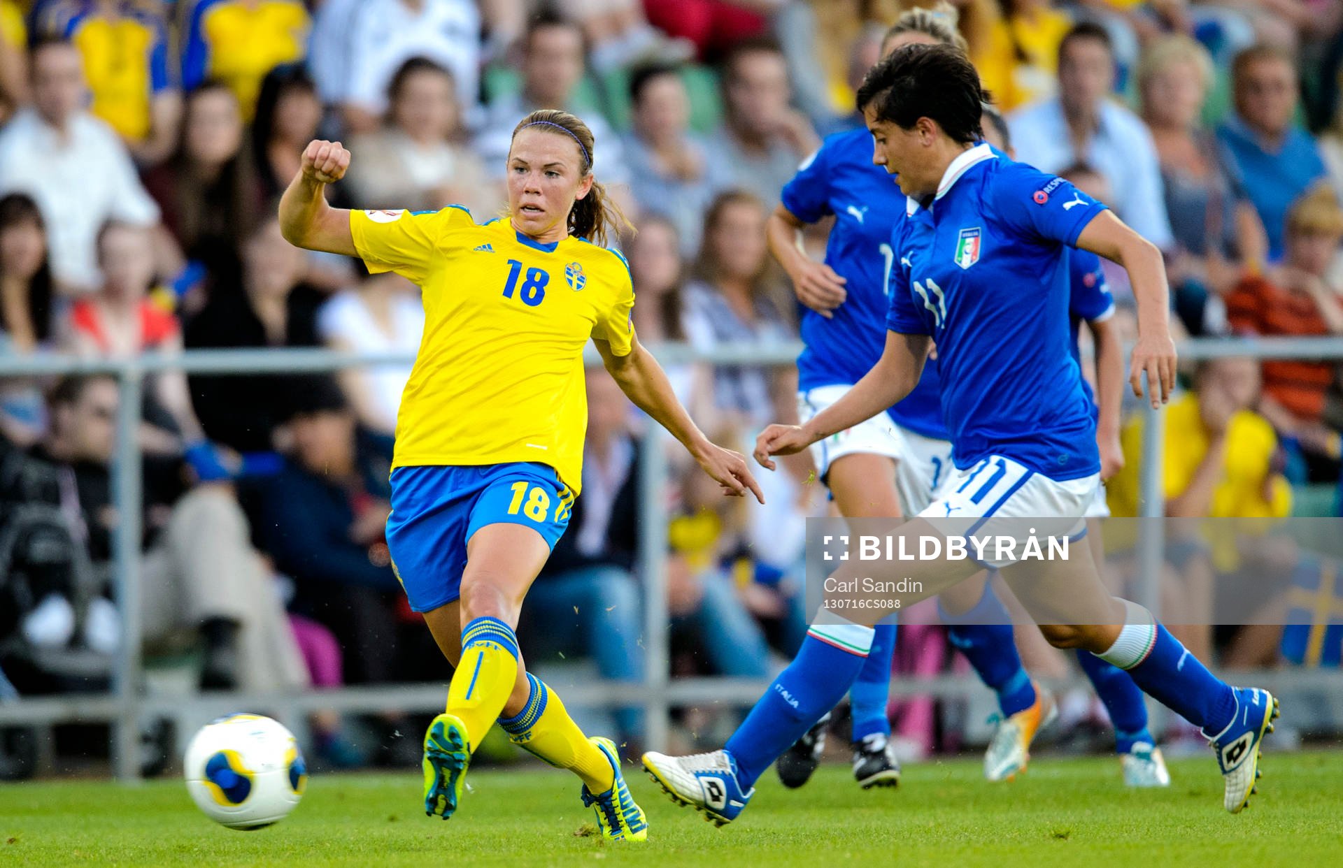 Sveriges Jessica Samuelsson passar bollen i matchen mellan