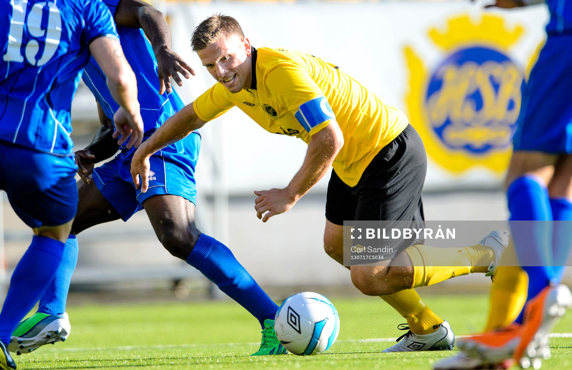 Elfsborgs Anders Svensson i närkamp under matchen mellan Elfsborg och Daugava i kvalet till Champions League 17 juli 2013 i Borås.