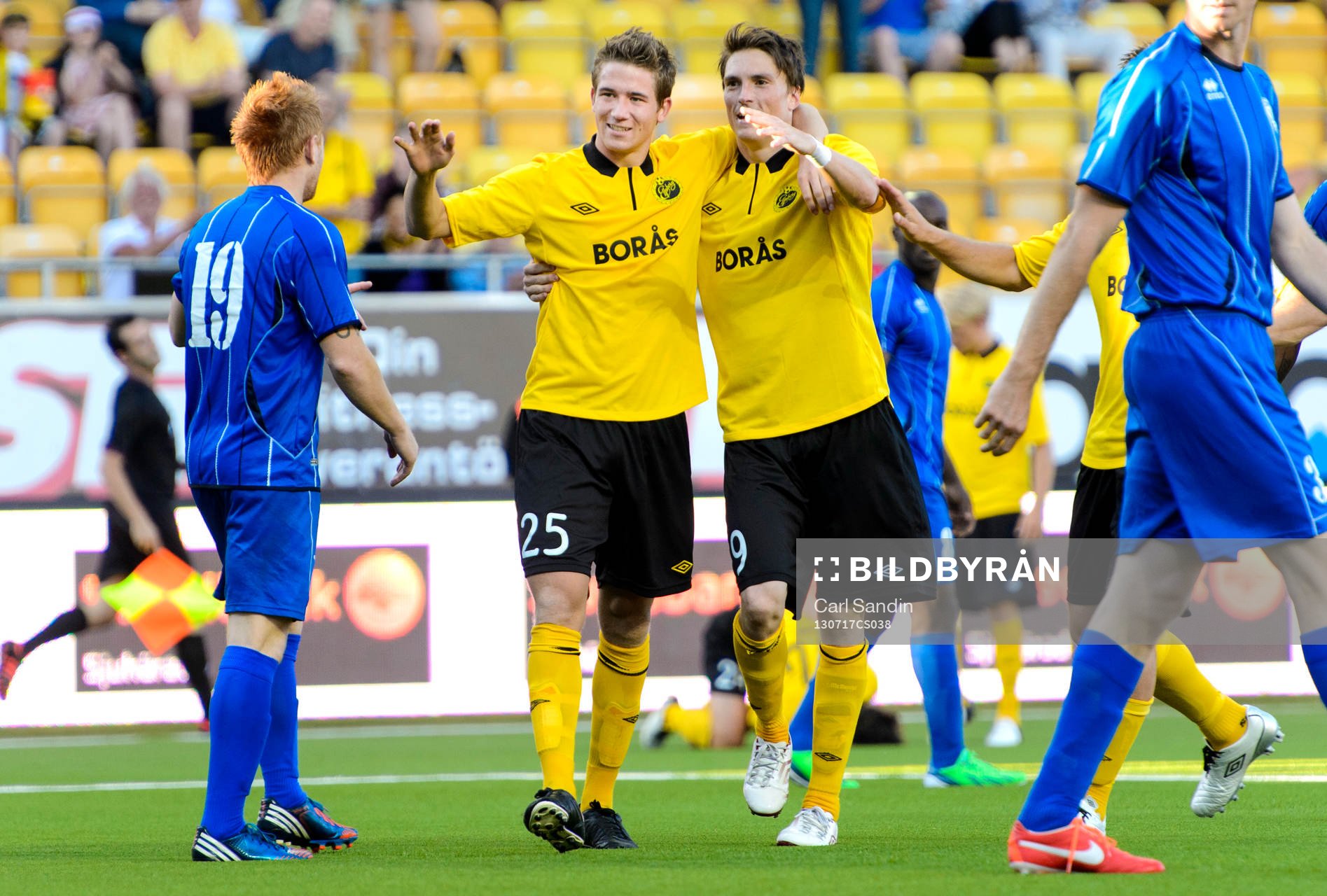 Elfsborgs Marcus Rohdén och Lasse Nilsson firar efter självmål av Daugavas Jūrijs Sokolovs under matchen mellan Elfsborg och Daugava i kvalet till Champions League 17 juli 2013 i Borås.