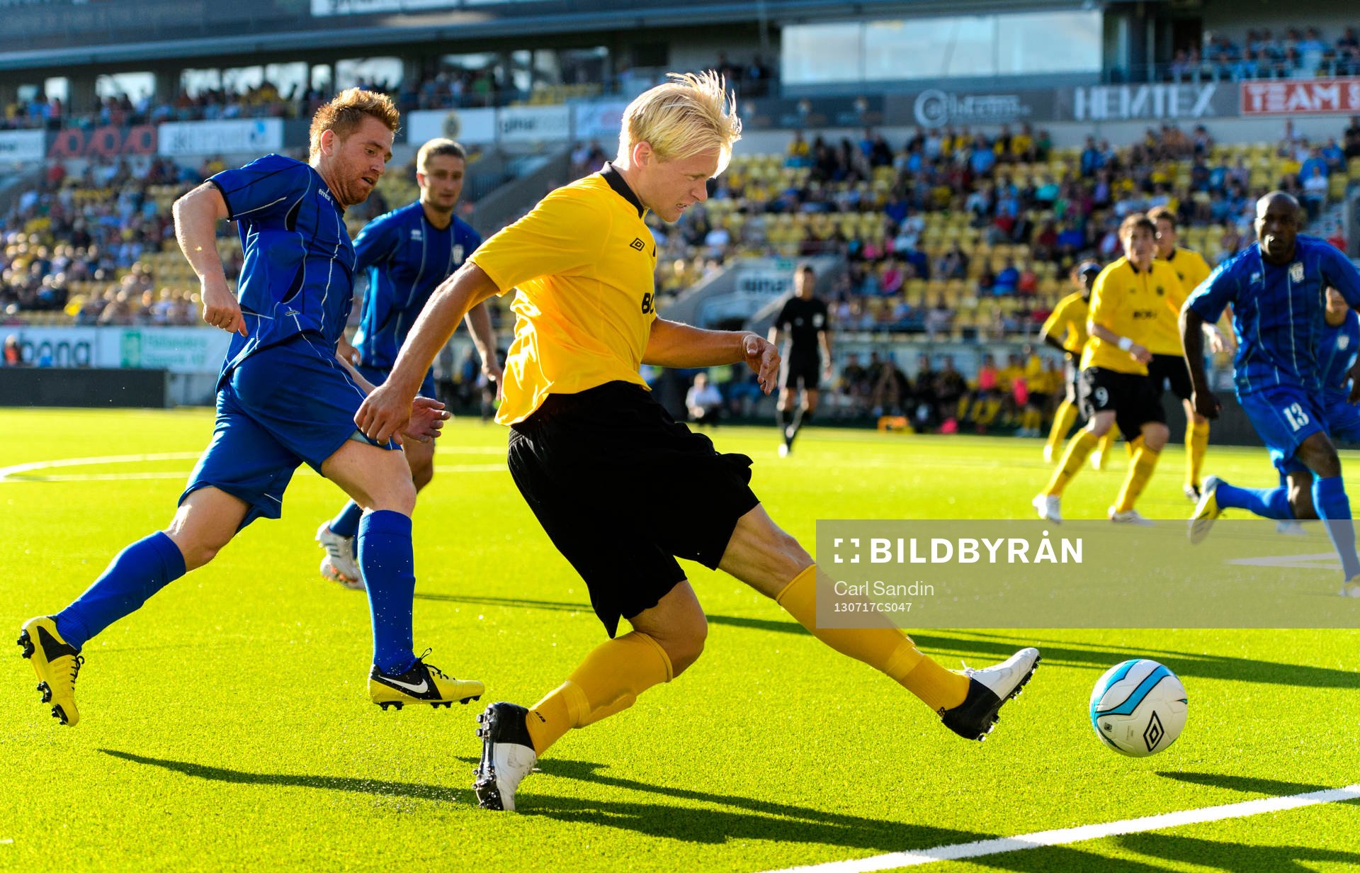Elfsborgs Johan Larsson skjuter bollen under matchen mellan Elfsborg och Daugava i kvalet till Champions League 17 juli 2013 i Borås.
