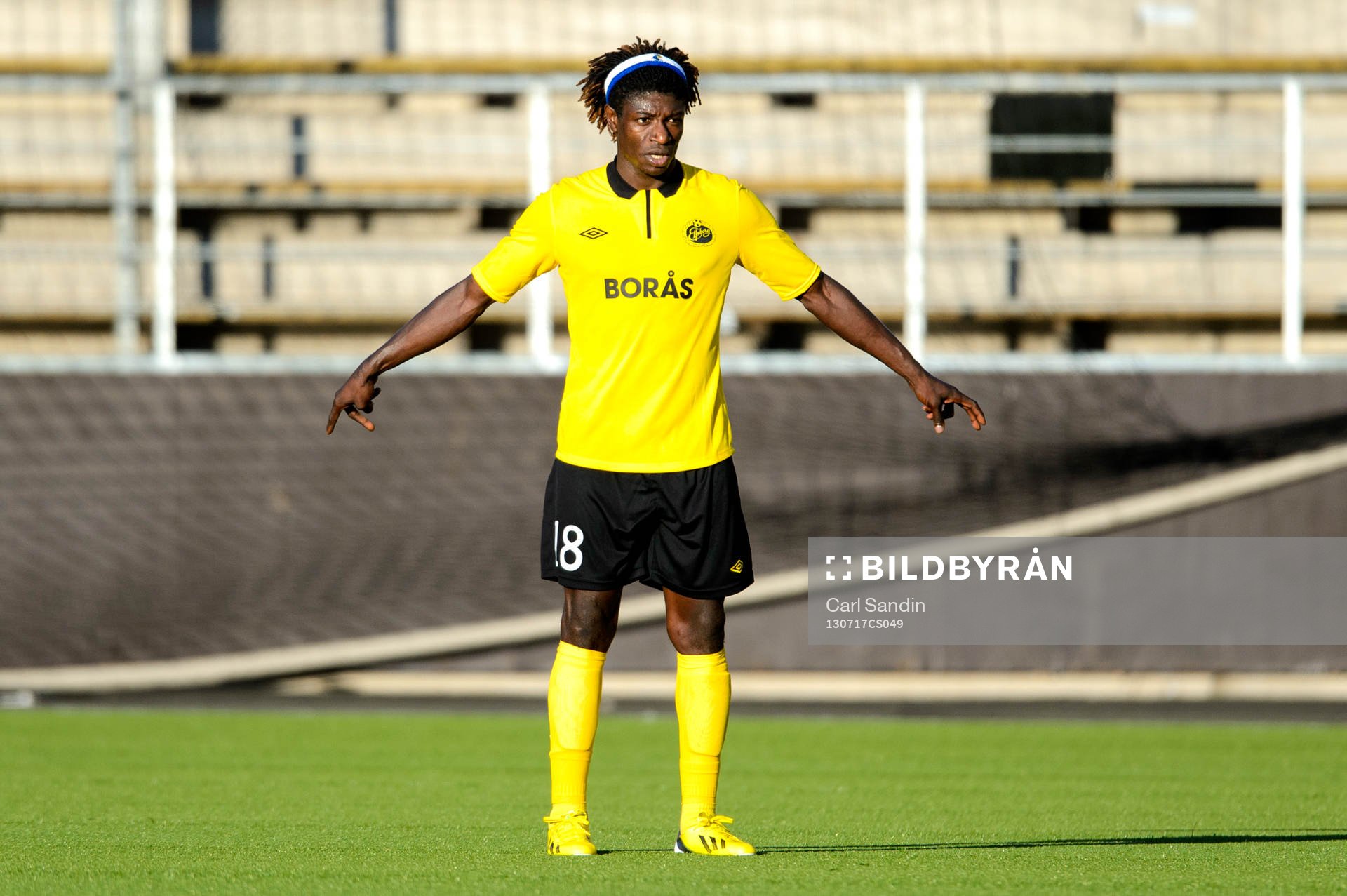Elfsborgs Mohamed Bangura pekar åt olika håll