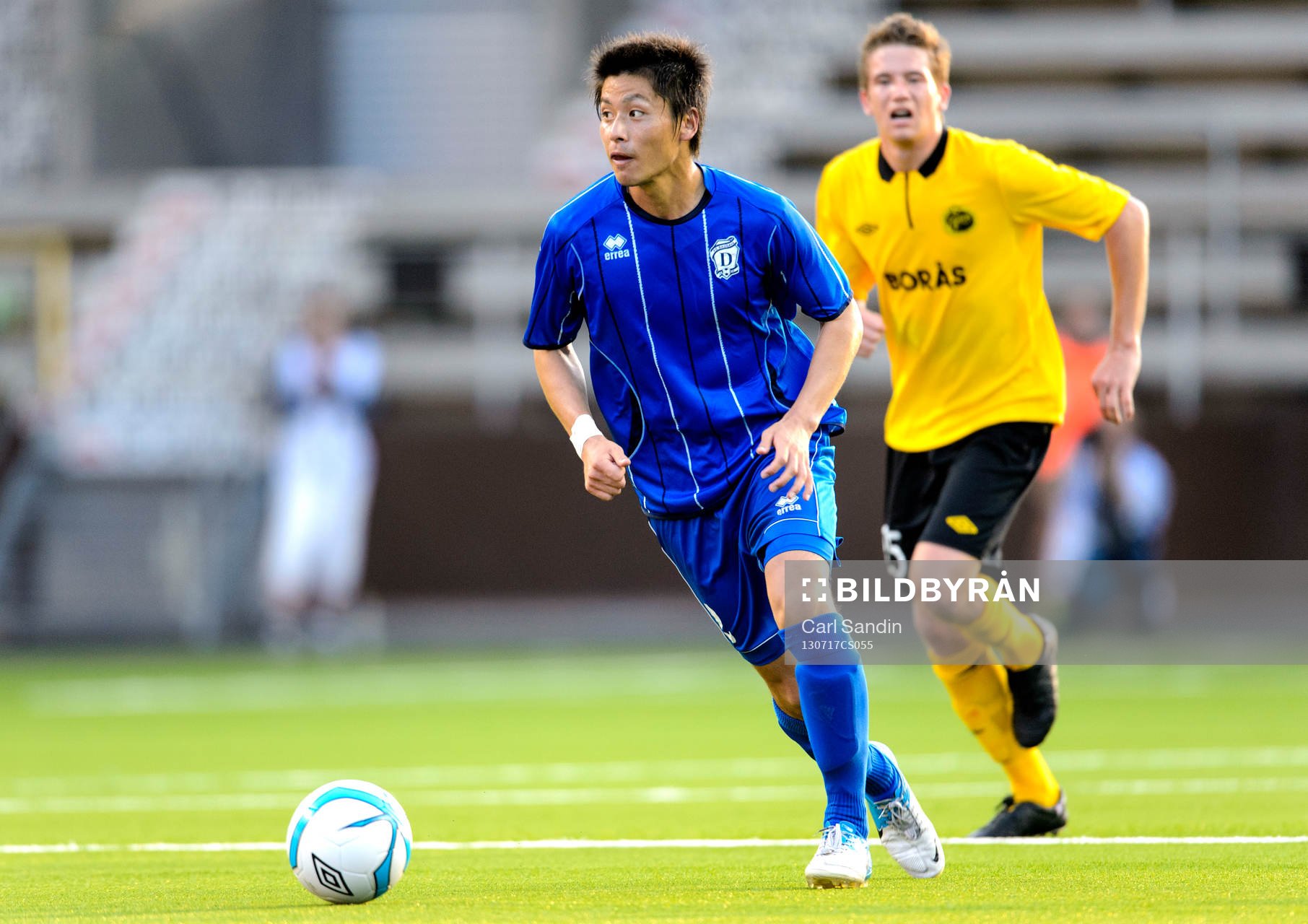 Daugavas Koichiro Iizuka med bollen