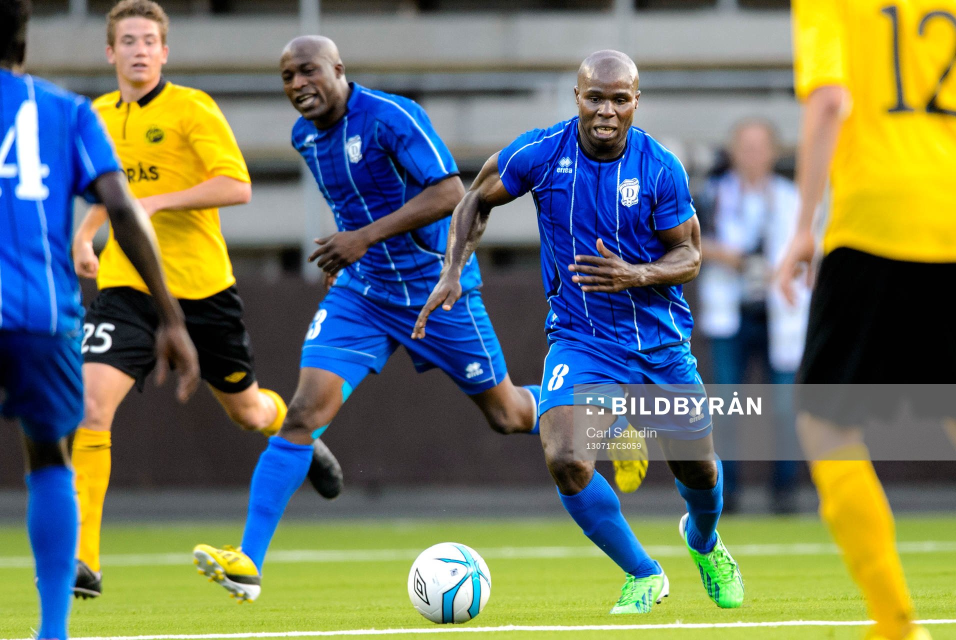 Daugavas Stanley Ibe med bollen