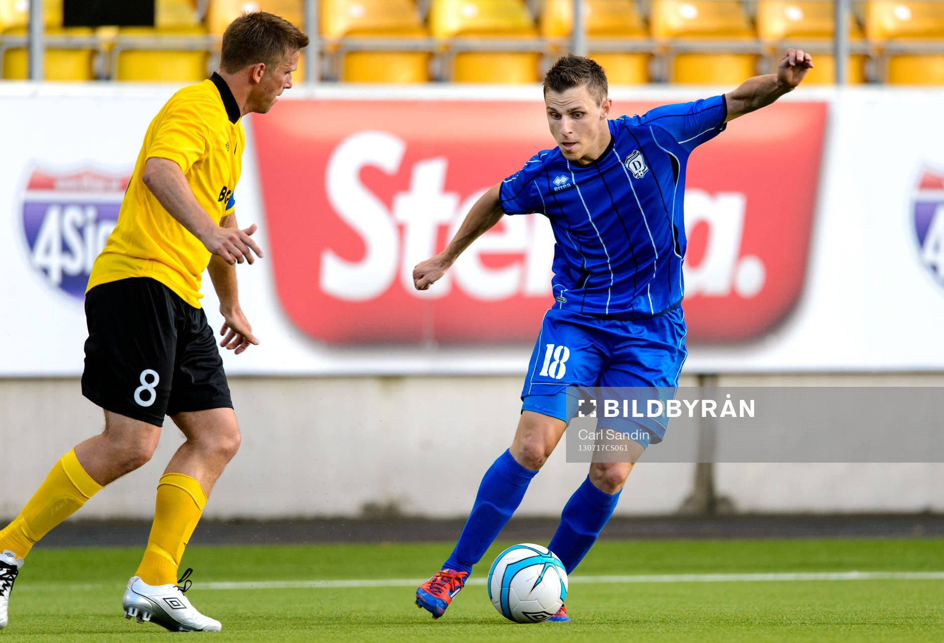 Daugavas Andrejs Kovaļovs (h) utmanar Elfsborgs Anders