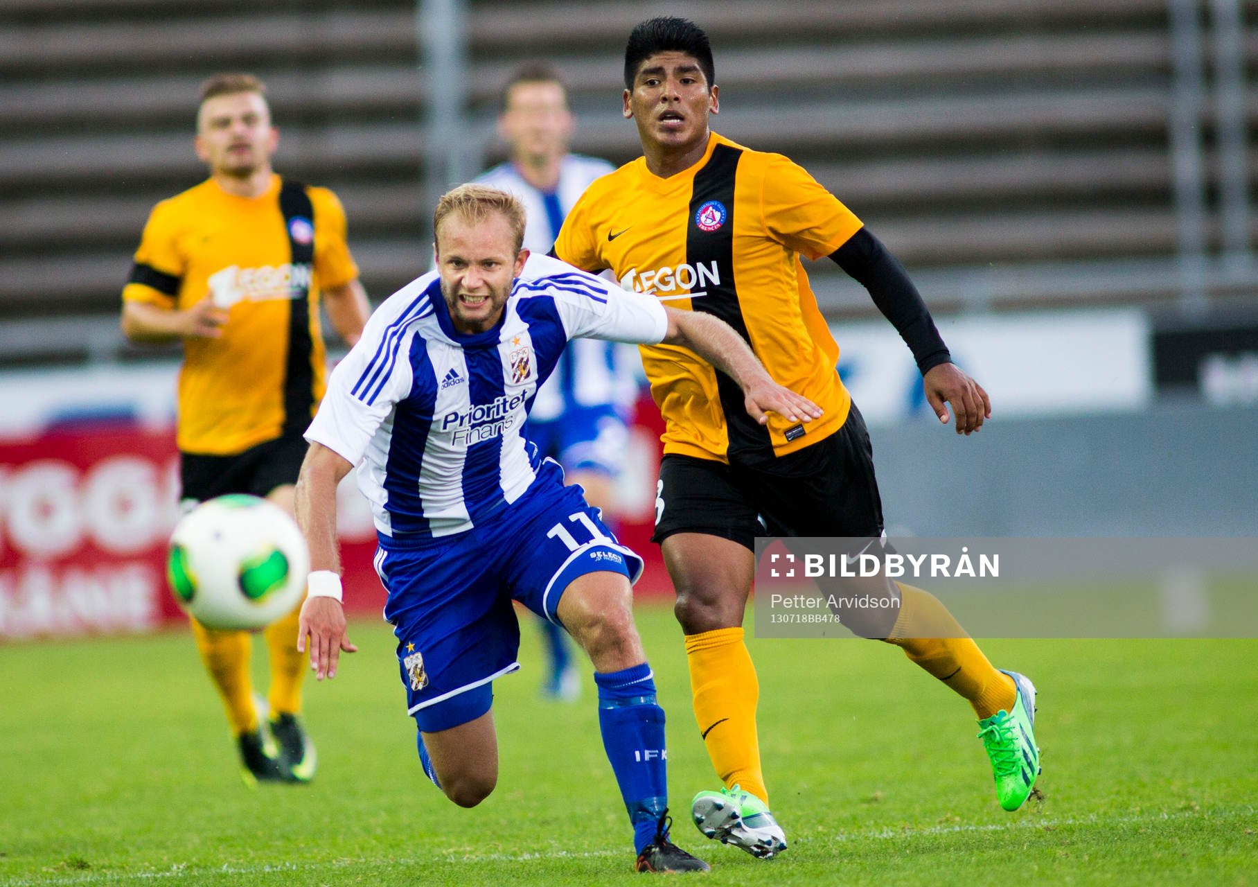 IFK Göteborgs Robin Söder och Trenchins Karol Mondek i