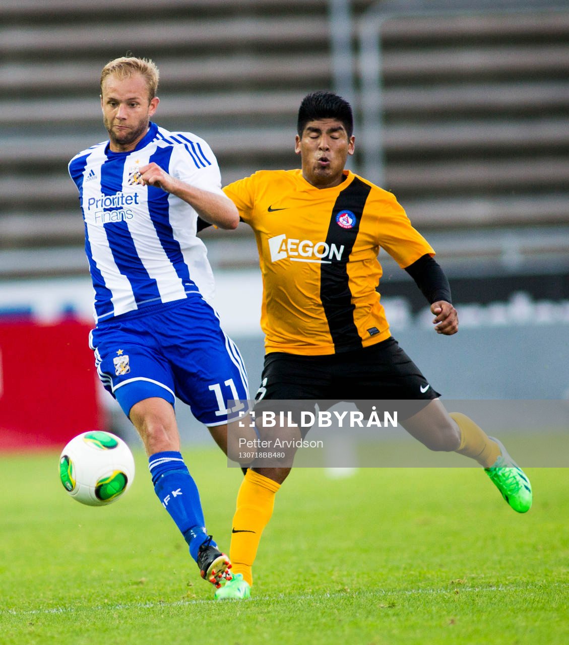 IFK Göteborgs Robin Söder och Trenchins Karol Mondek i
