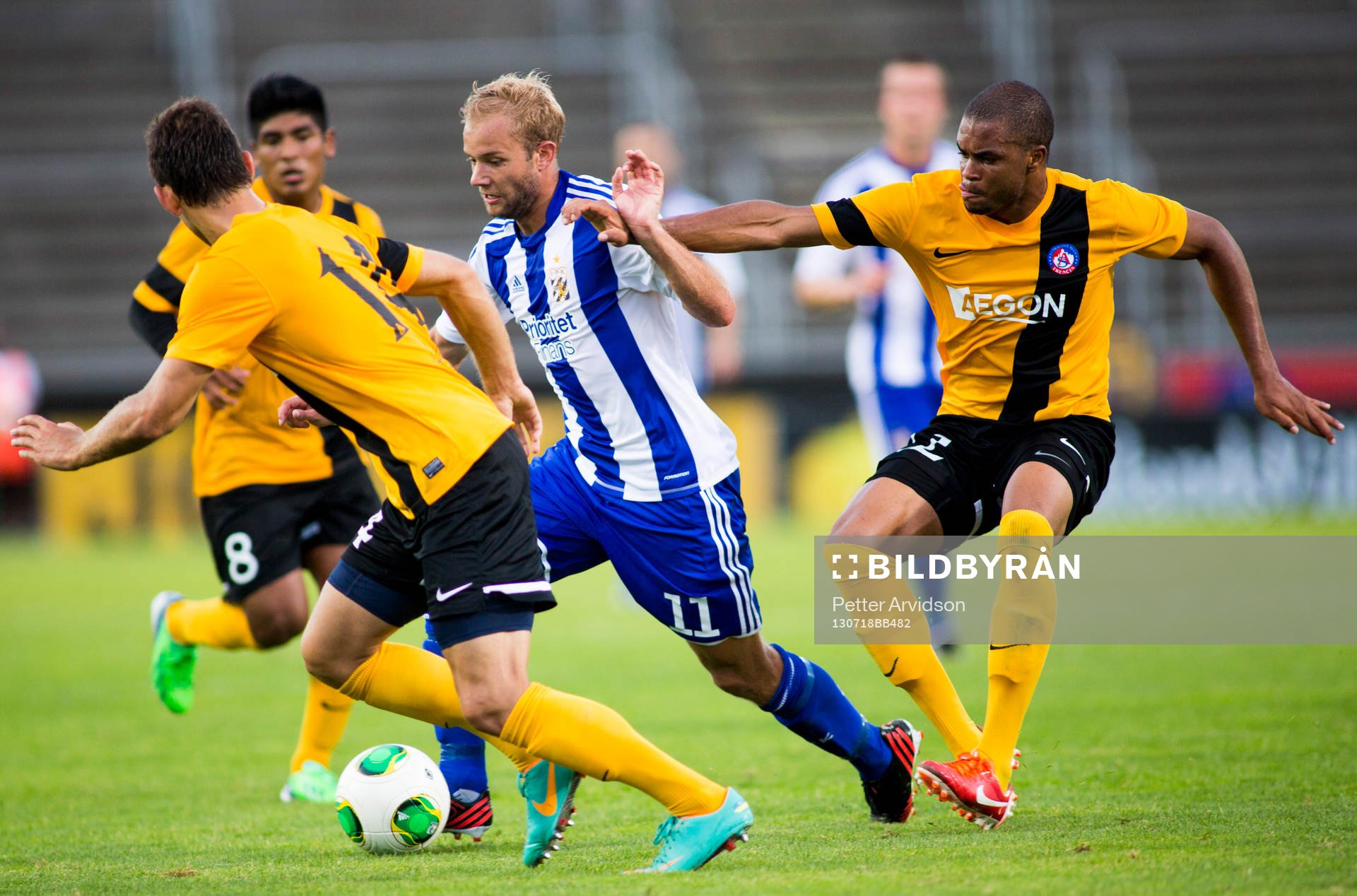 IFK Göteborgs Robin Söder är hårt uppvaktad av Trenchin