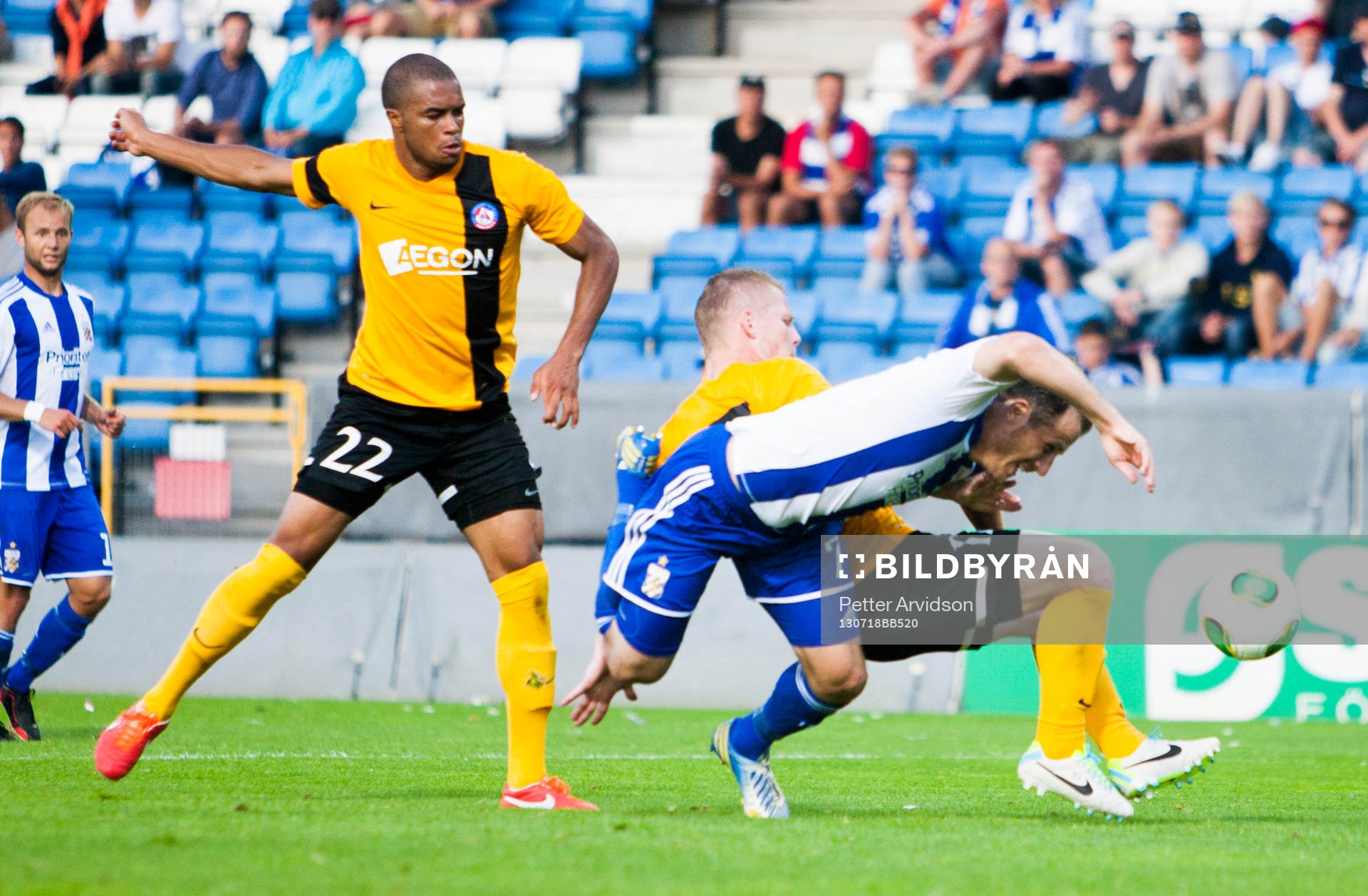 IFK Göteborgs Tobias Hysén görs ner i straffområdet i