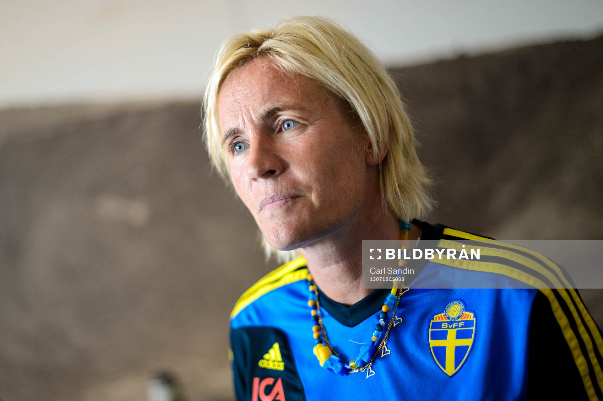 Sveriges assisterande förbundskapten Lilie Persson blir intervjuad under pressträffen på spelarhotellet 18 juli 2013 i Falkenberg.