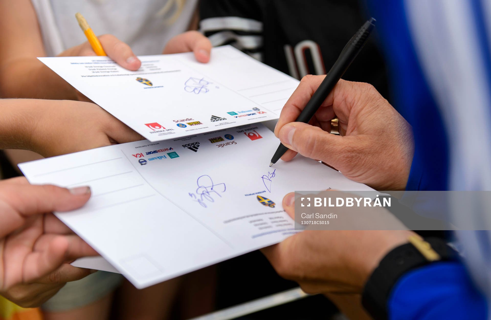 Sveriges förbundskapten Pia Sundhage skriver autografer