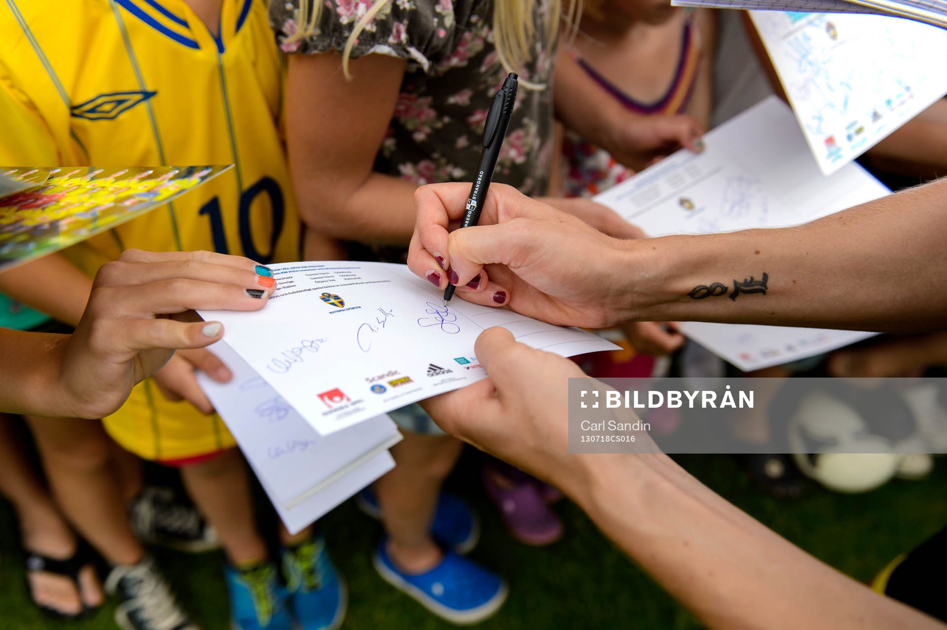 Sveriges Lotta Schelin skriver autografer