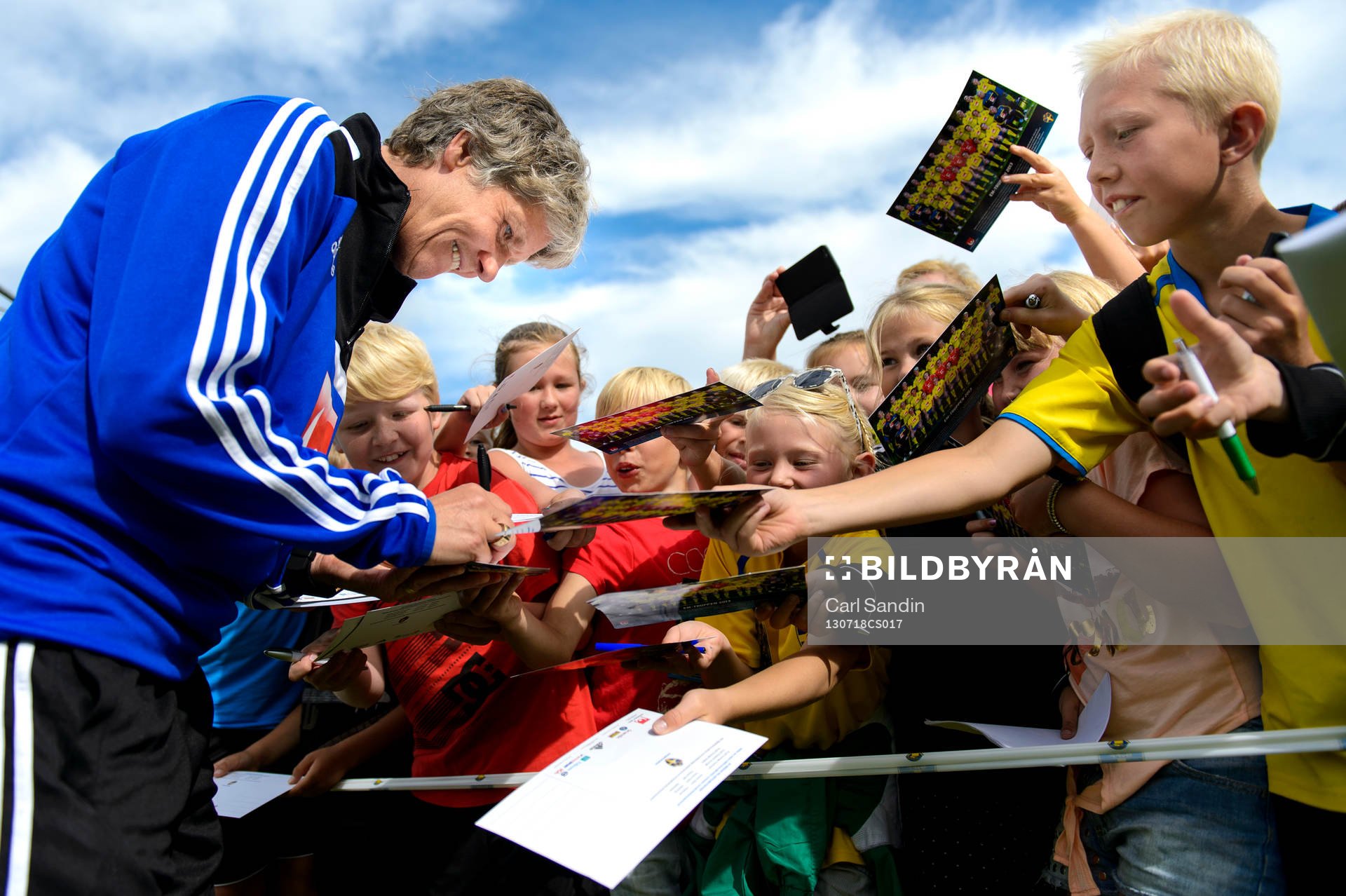 Sveriges förbundskapten Pia Sundhage skriver autografer