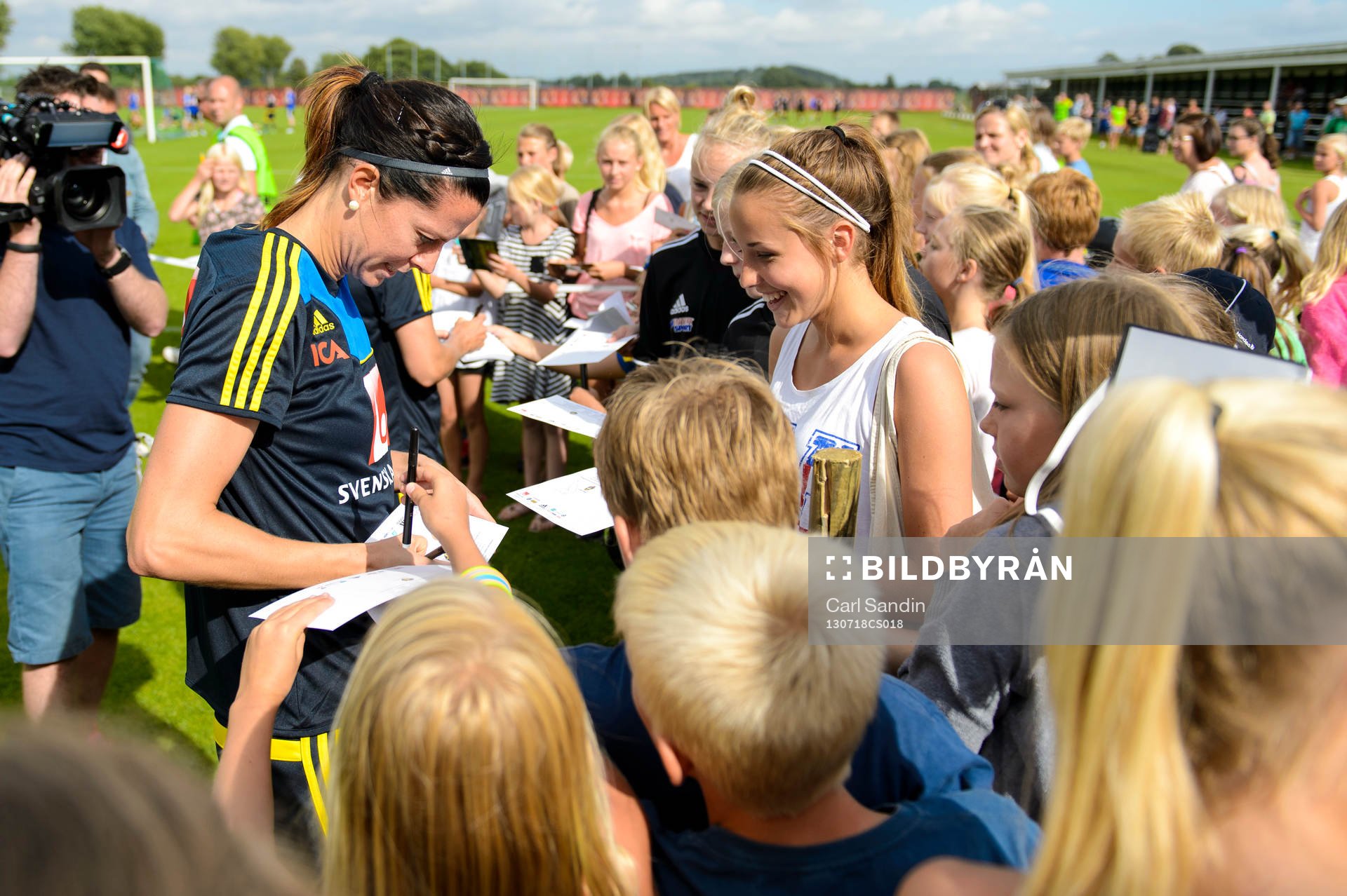Sveriges Lotta Schelin skriver autografer efter träningen 18 juli 2013 i Falkenberg.