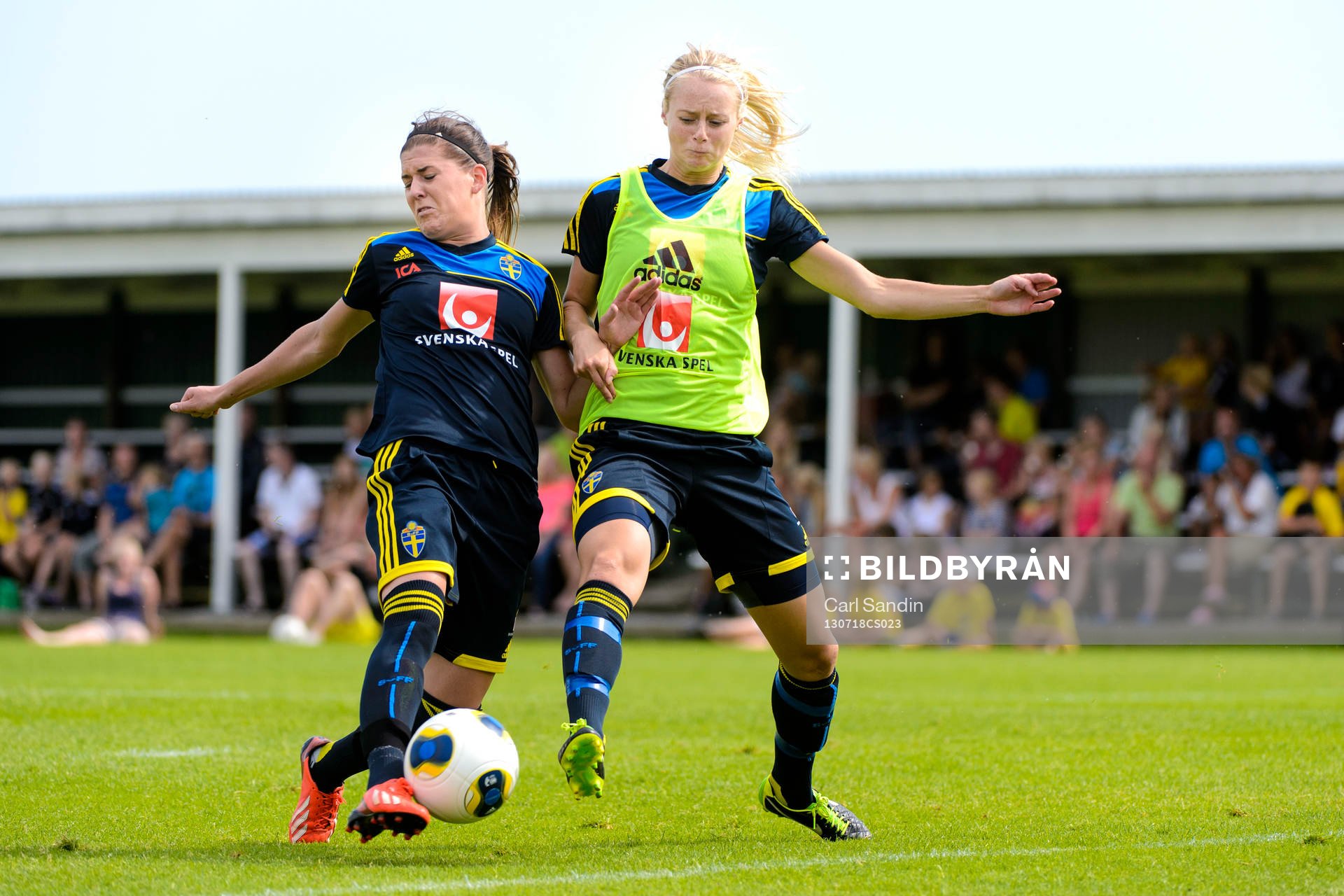 Sveriges Olivia Schough och Amanda Ilestedt i närkamp