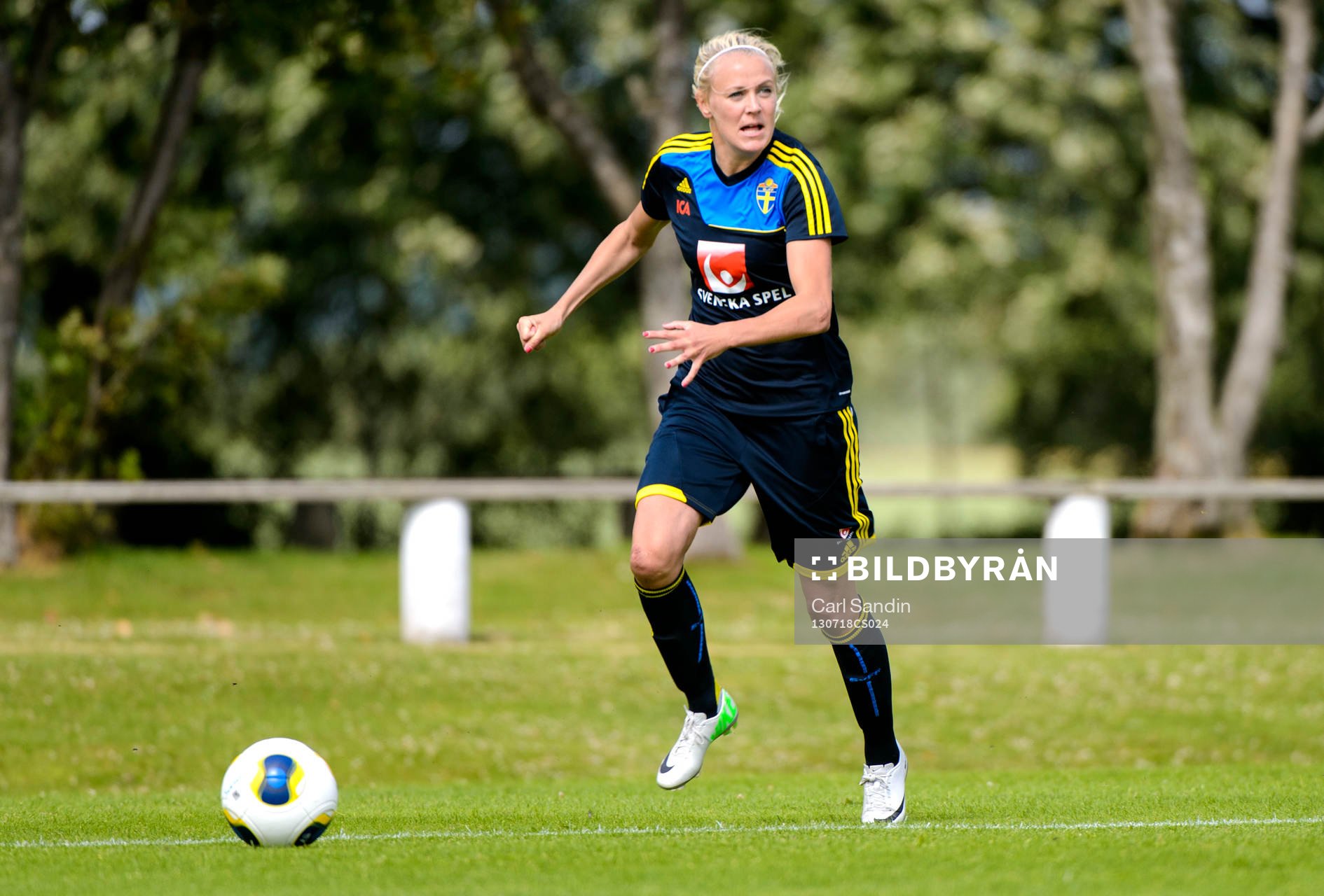 Sveriges Josefine Öqvist med bollen