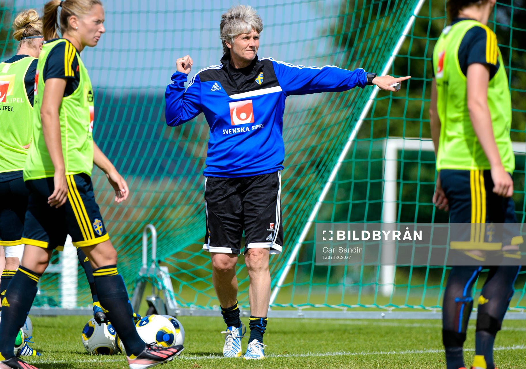 Sveriges förbundskapten Pia Sundhage gestikulerar