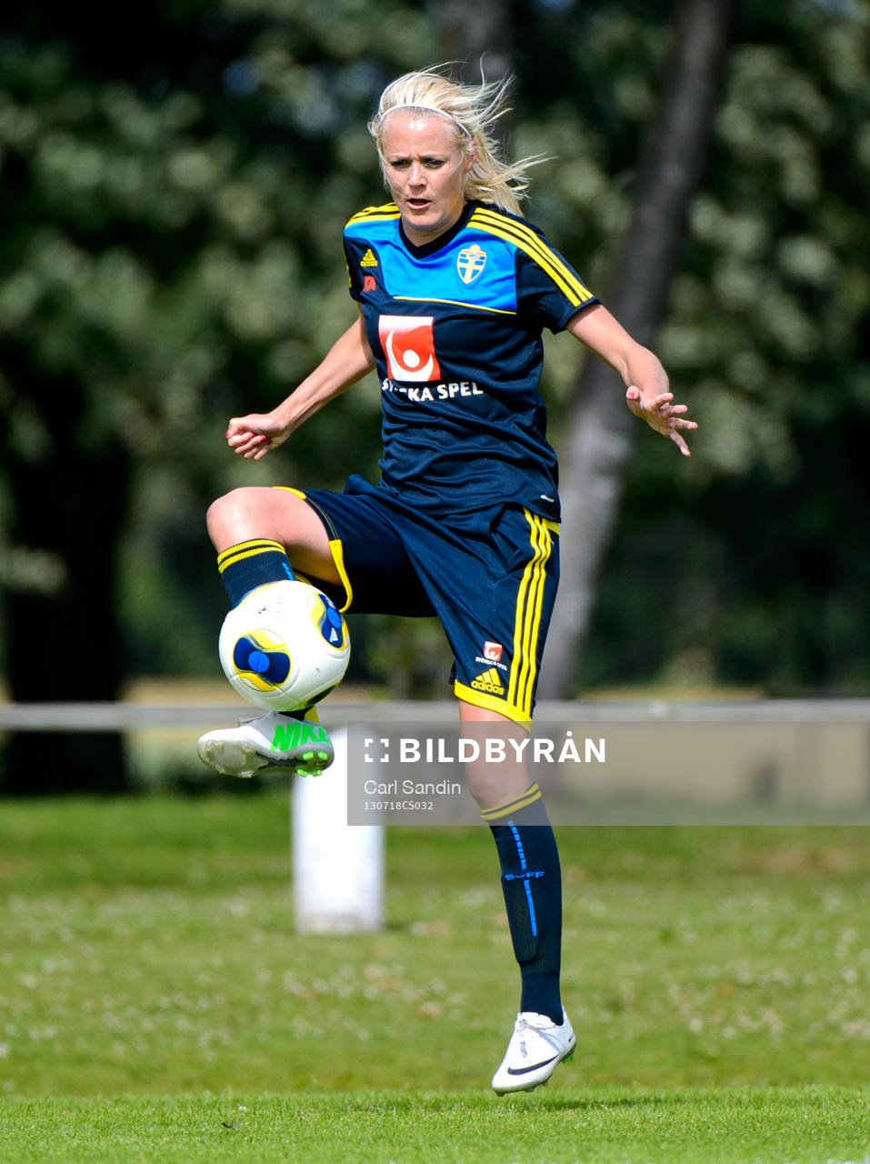 Sveriges Josefine Öqvist tar ner bollen