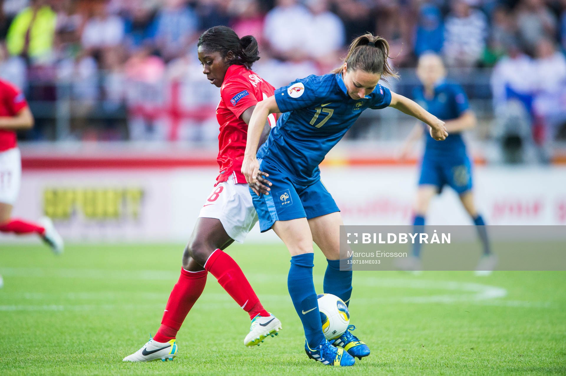 Englands Anita Asante och Frankrikes Gaetane Thiney i