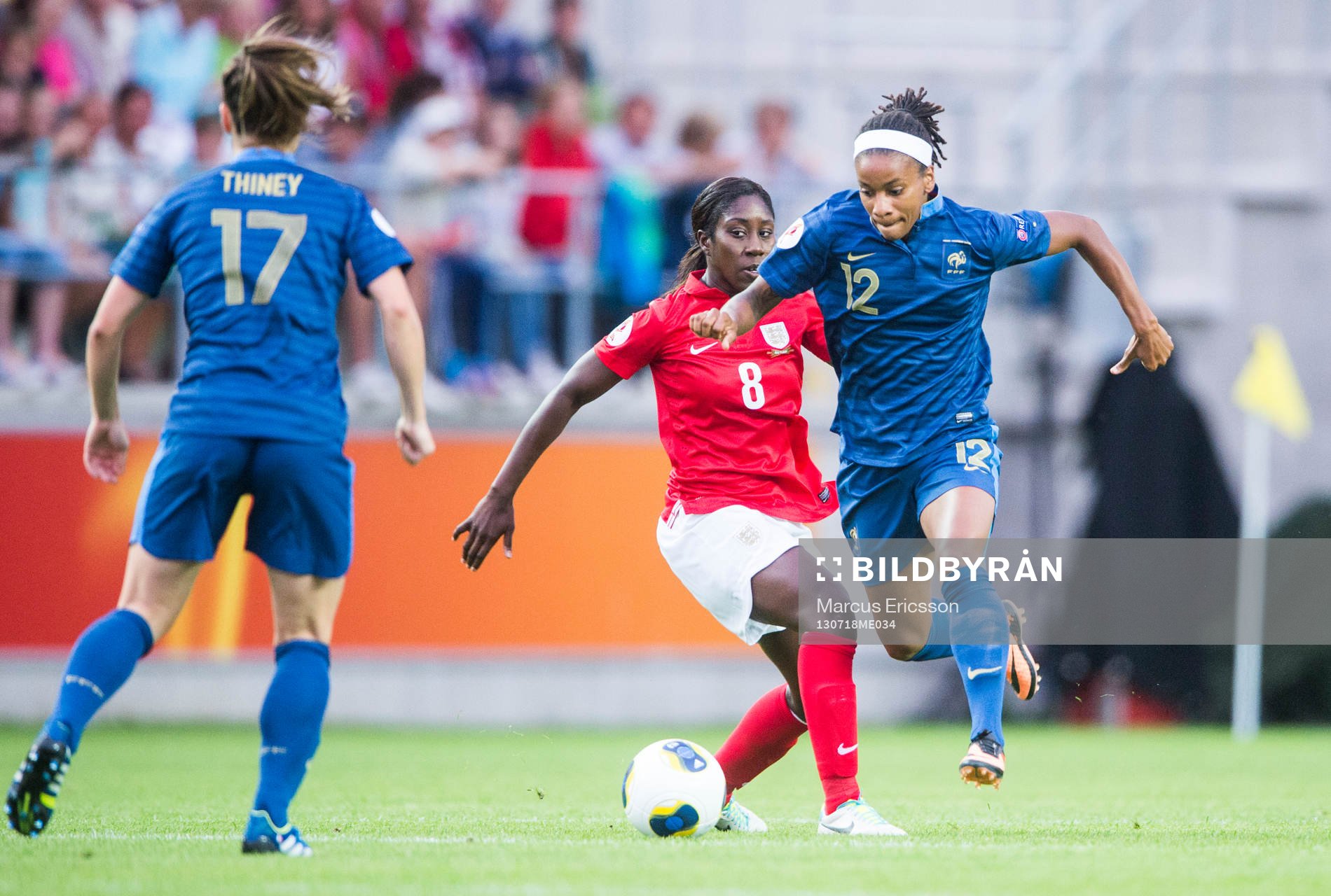 Frankrikes Elodie Thomis rycker ifrån Englands Anita