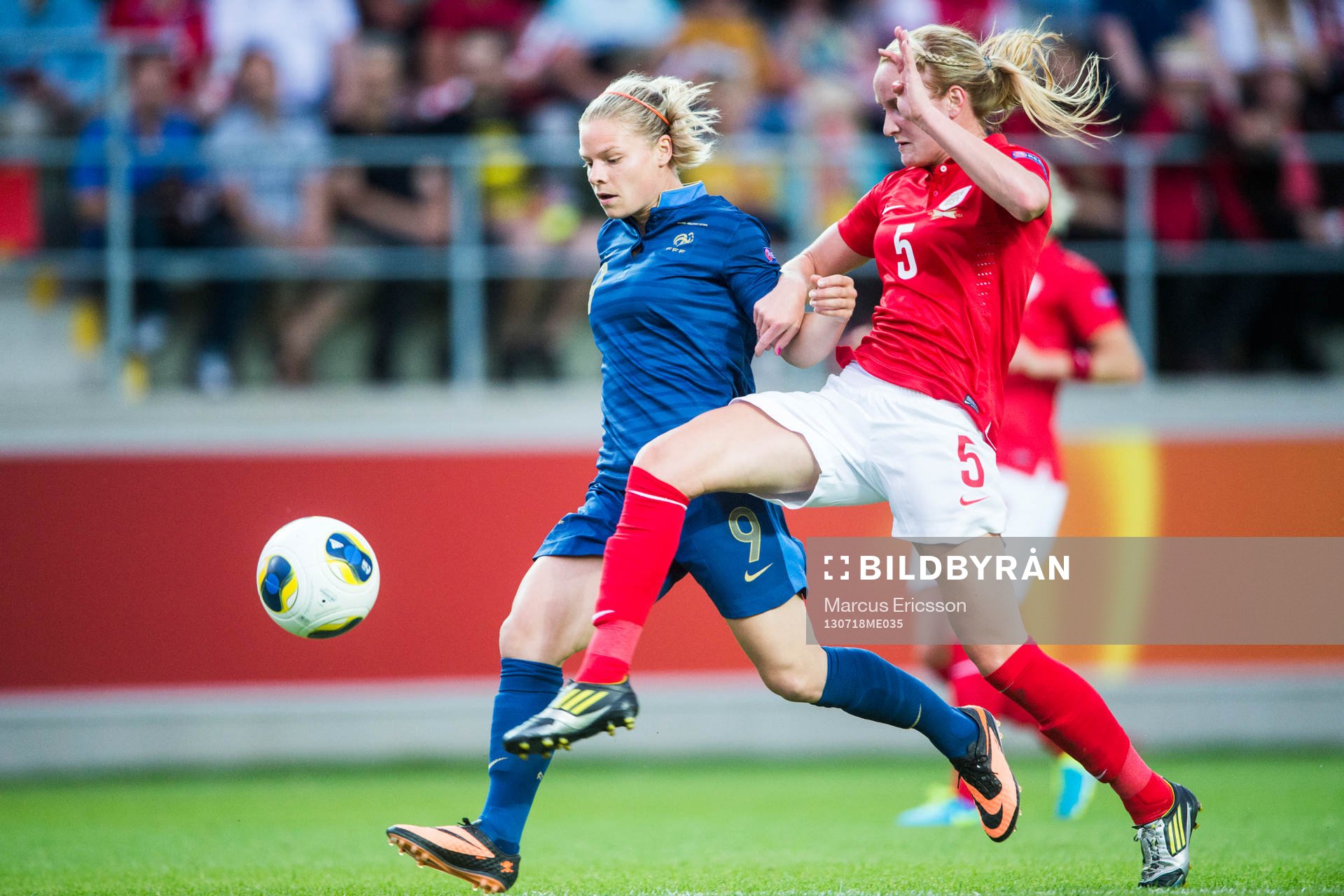 Frankrikes Eugenie Le Sommer och Englands Sophie Bradley i