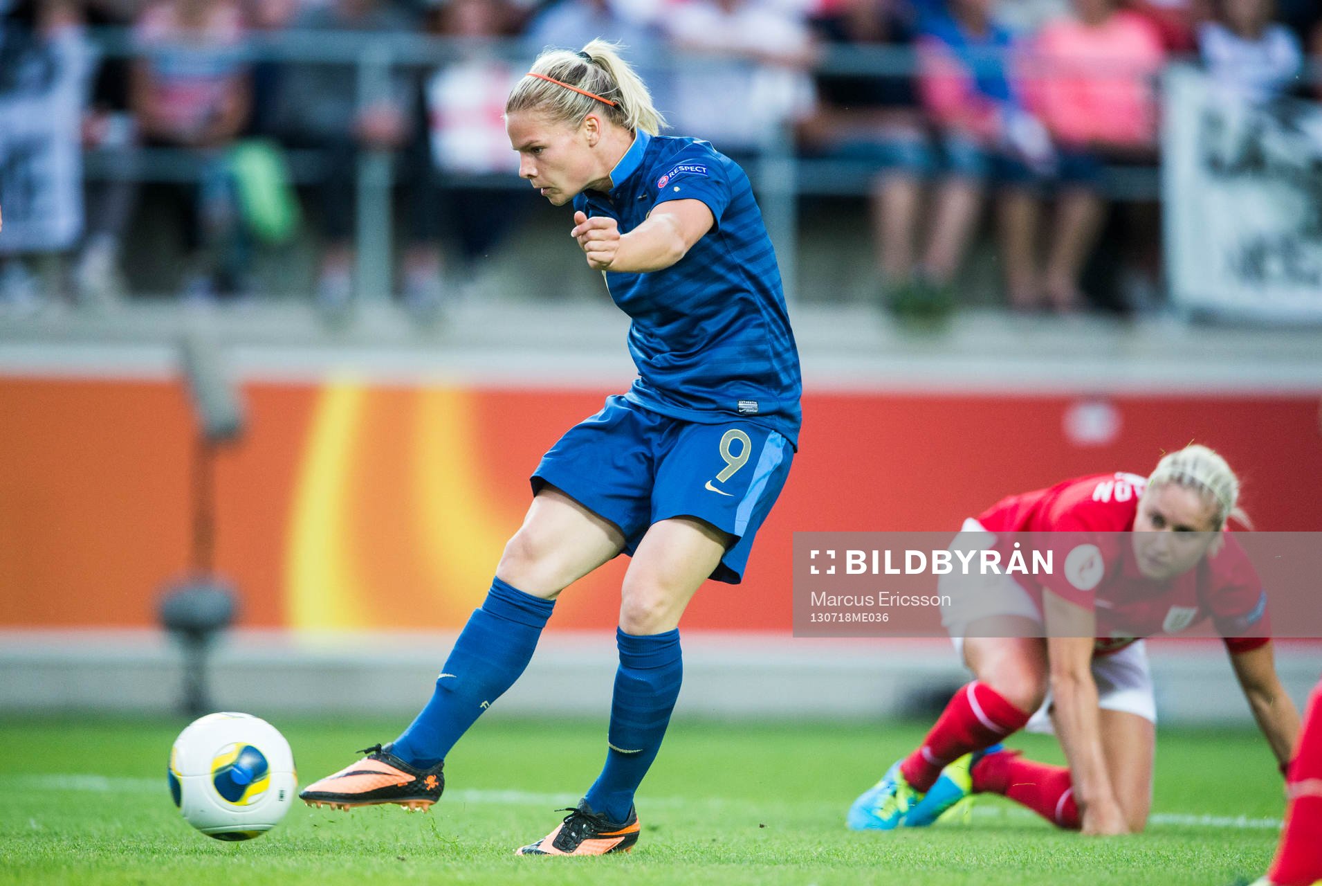 Frankrikes Eugenie Le Sommer skjuter 1-0 i matchen mellan