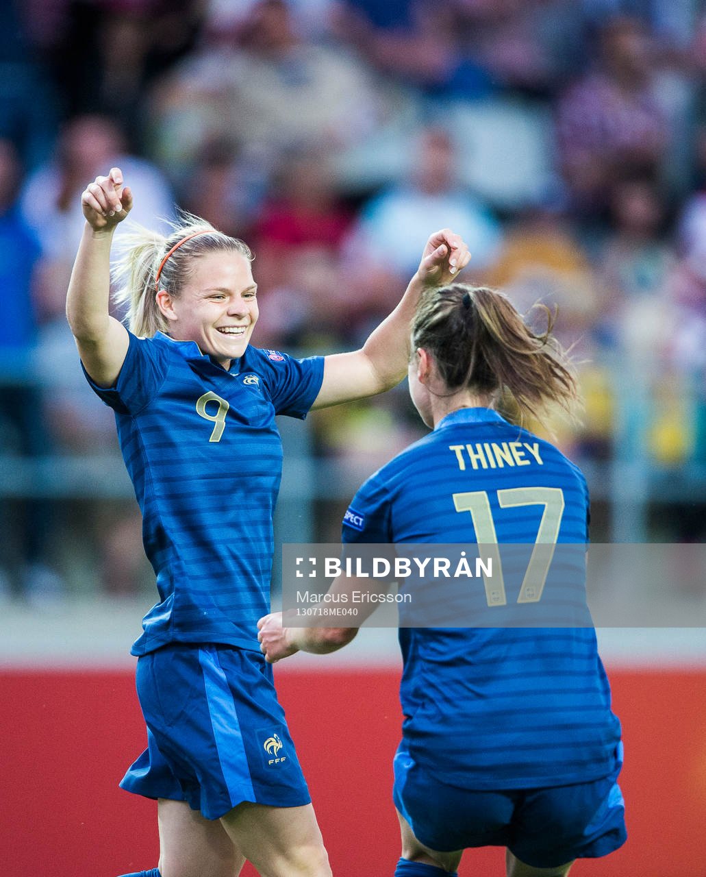 Frankrikes Eugenie Le Sommer jublar tillsammans med Gaetane Thiney efter 1-0 i matchen mellan Frankrike och England under dam-EM i fotboll den 18 juli 2013 i Linköping.