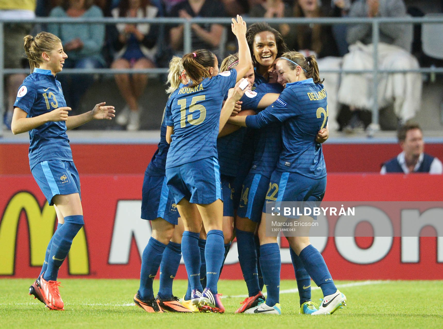 Frankrikes Wendie Renard jublar efter 3-0 i matchen mellan Frankrike och England under dam-EM i fotboll den 18 juli 2013 i Linköping.