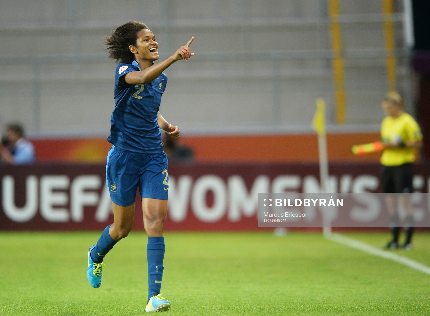 Frankrikes Wendie Renard jublar efter 3-0 i matchen mellan Frankrike och England under dam-EM i fotboll den 18 juli 2013 i Linköping.