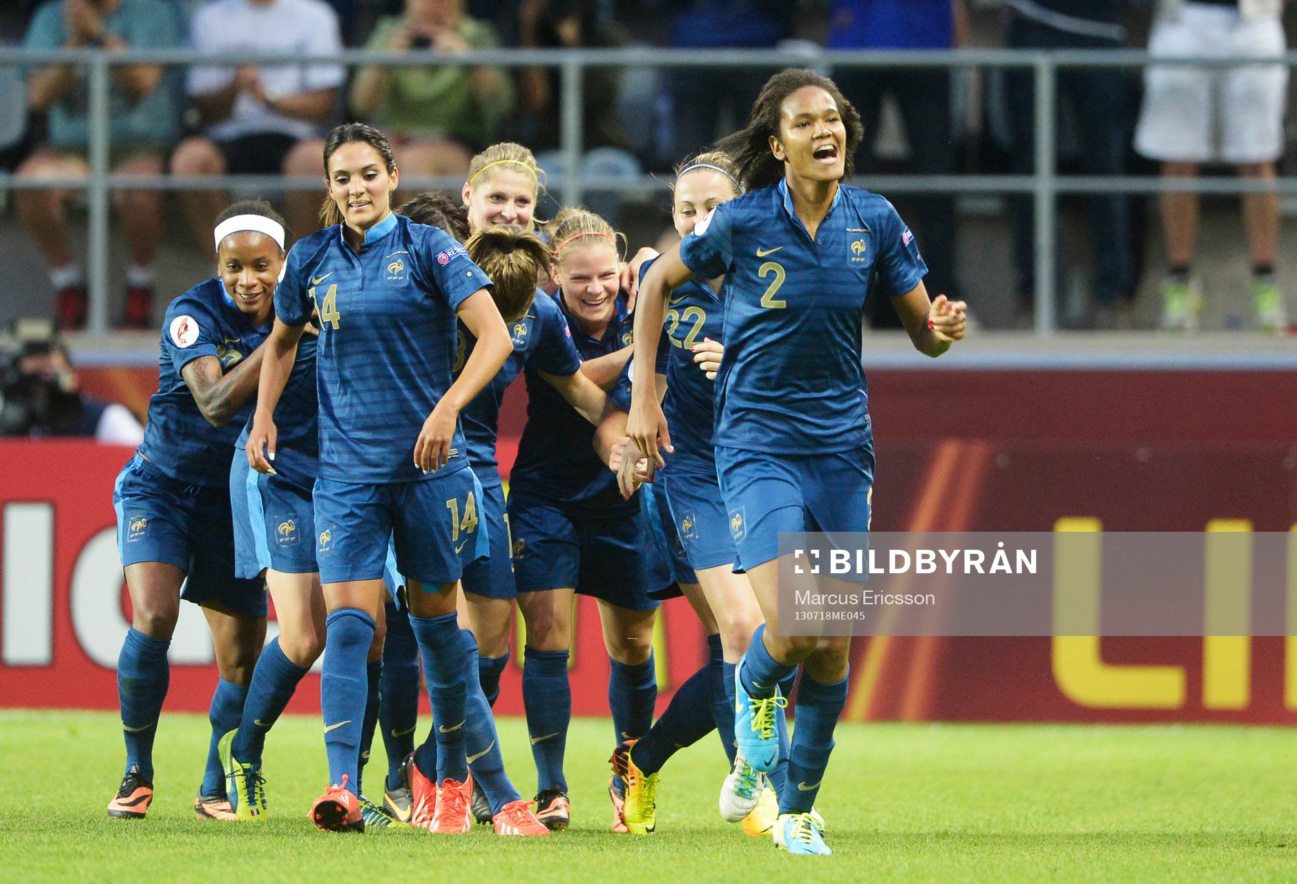 Frankrikes Wendie Renard jublar efter 3-0 i matchen mellan Frankrike och England under dam-EM i fotboll den 18 juli 2013 i Linköping.