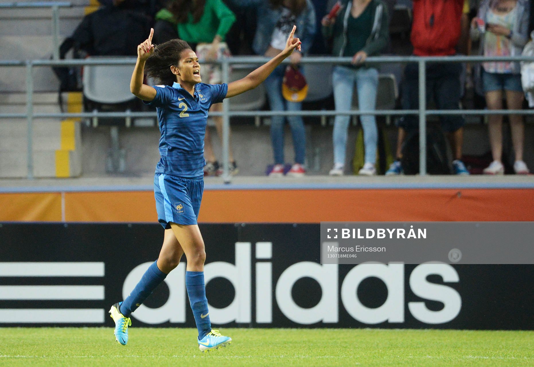 Frankrikes Wendie Renard jublar efter 3-0 i matchen mellan Frankrike och England under dam-EM i fotboll den 18 juli 2013 i Linköping.