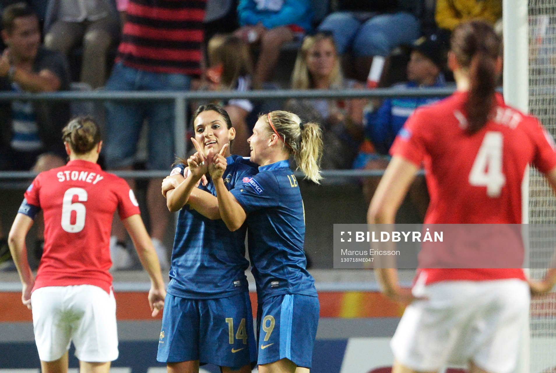 Frankrikes målskytt Louisa Necib jublar och gratuleras av Eugenie Le Sommer i matchen mellan Frankrike och England under dam-EM i fotboll den 18 juli 2013 i Linköping.