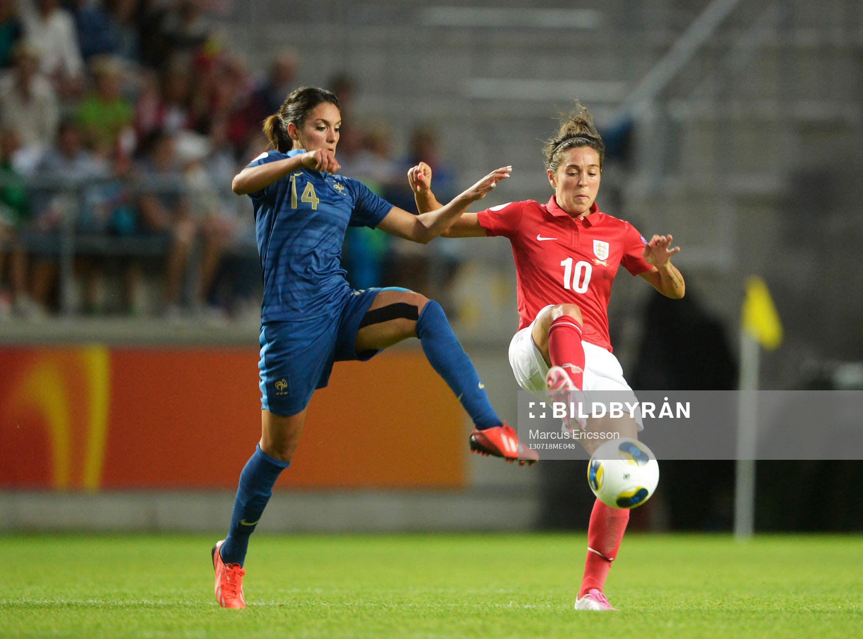Frankrikes Louisa Necib och Englands Fara Williams i matchen mellan Frankrike och England under dam-EM i fotboll den 18 juli 2013 i Linköping.