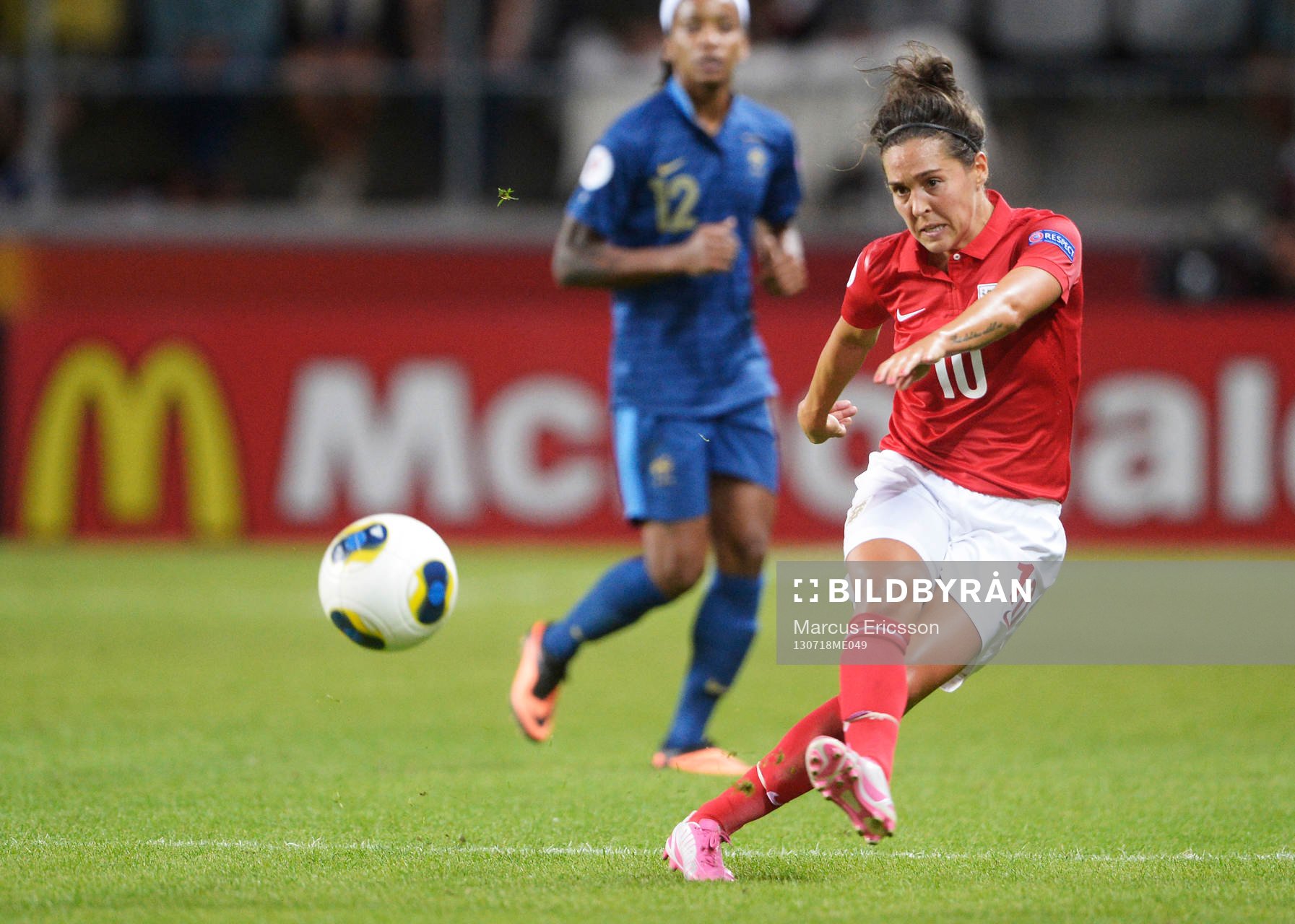 Englands Fara Williams spelar upp bollen i matchen mellan Frankrike och England under dam-EM i fotboll den 18 juli 2013 i Linköping.