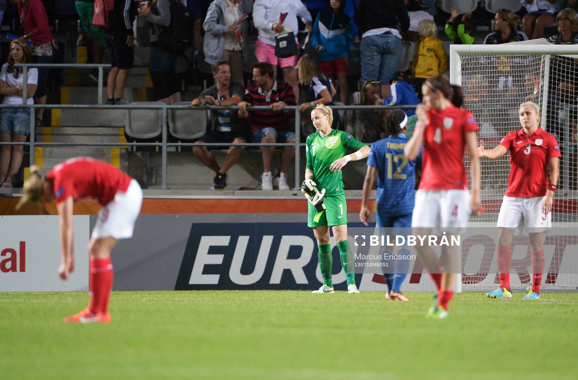 Englands målvakt Karen Bardsley deppar