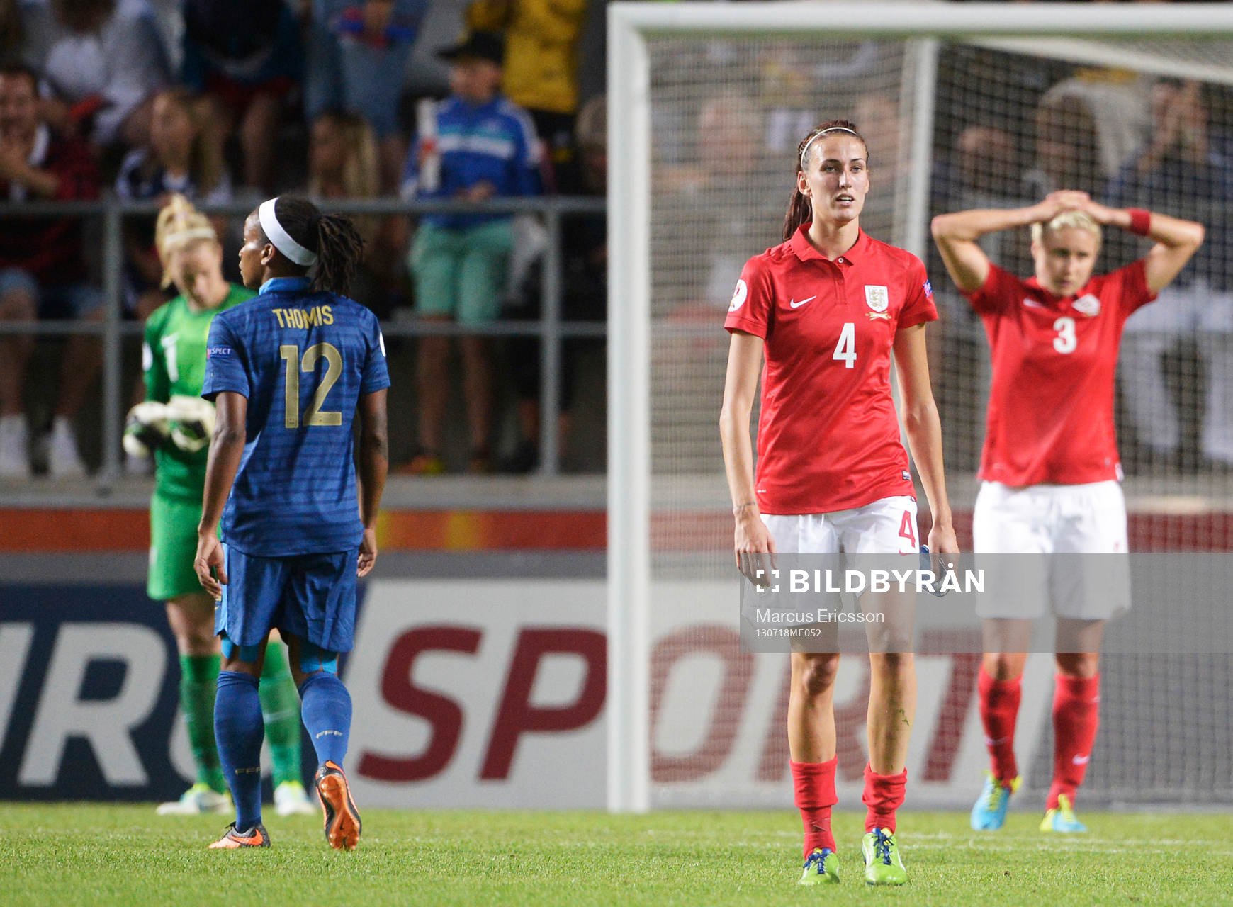 Frankrikes Elodie Thomis jublar och Englands målvakt Karen