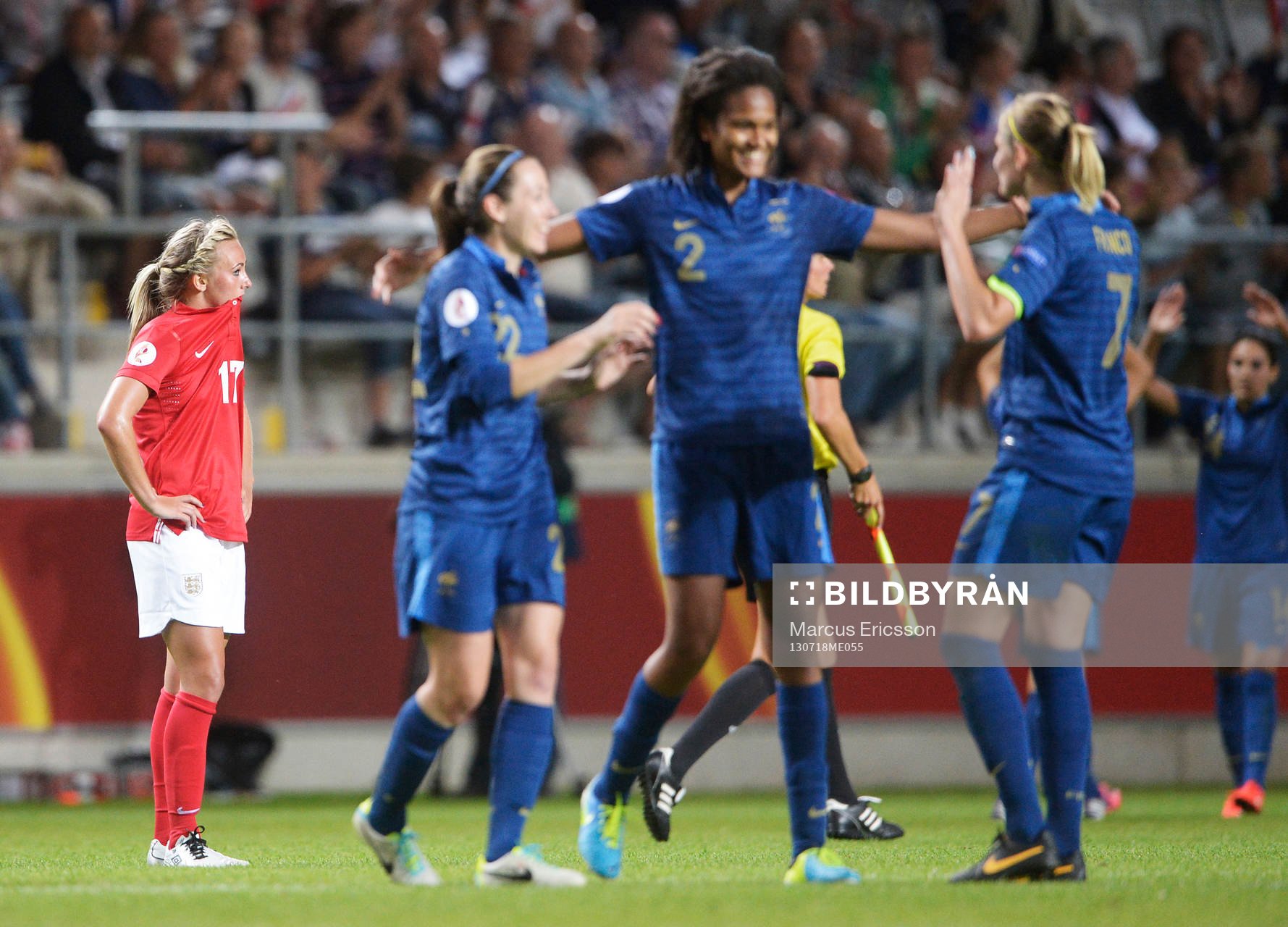 Englands Toni Duggan deppar och Frankrikes Wendie Renard