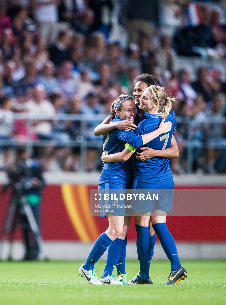 Frankrikes Sabrine Delannoy, Wendie Renard och Corine Franco jublar efter matchen mellan Frankrike och England under dam-EM i fotboll den 18 juli 2013 i Linköping.