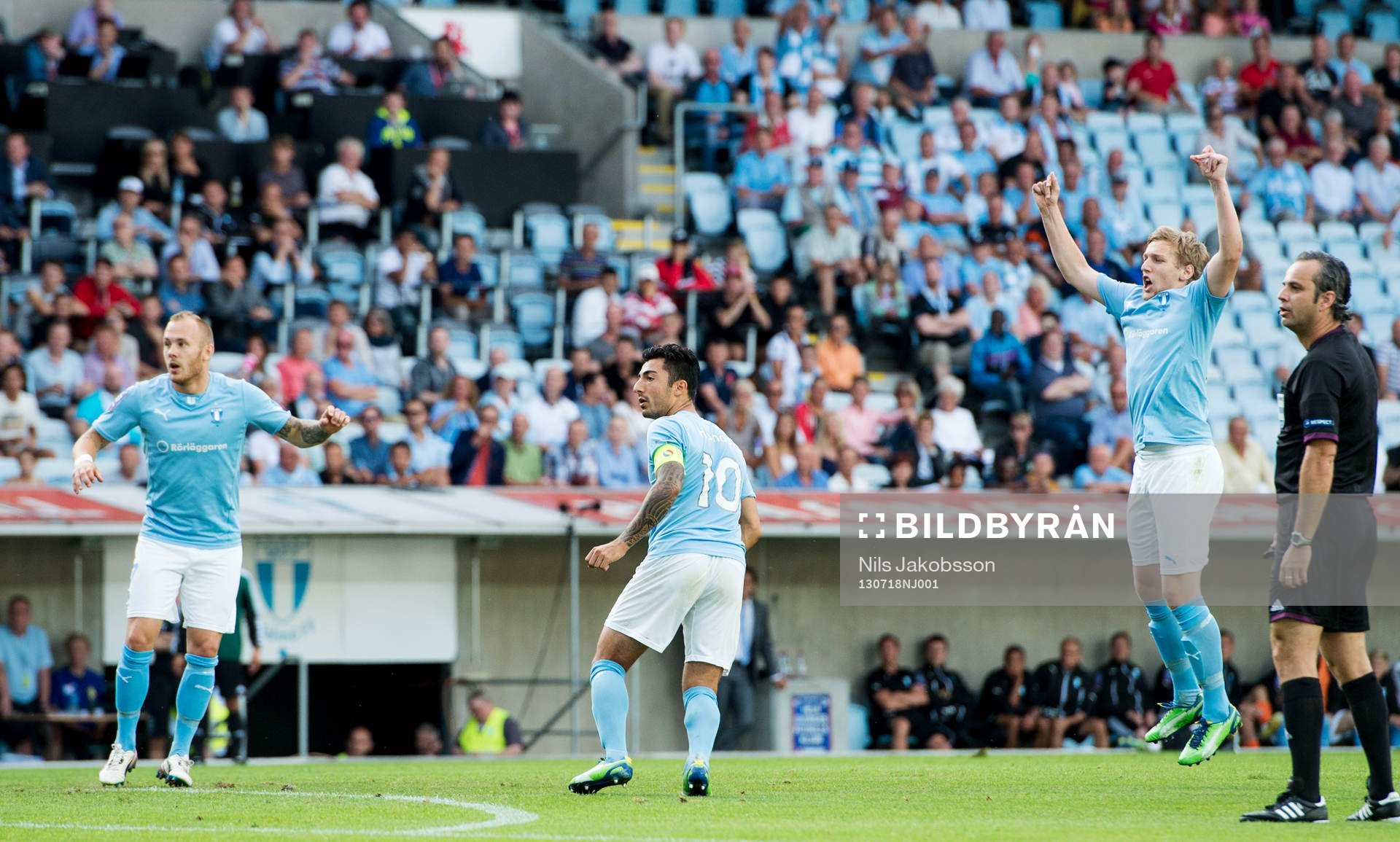 Malmö FFs Jiloan Hamad gör 1-0 på en frispark och jublar