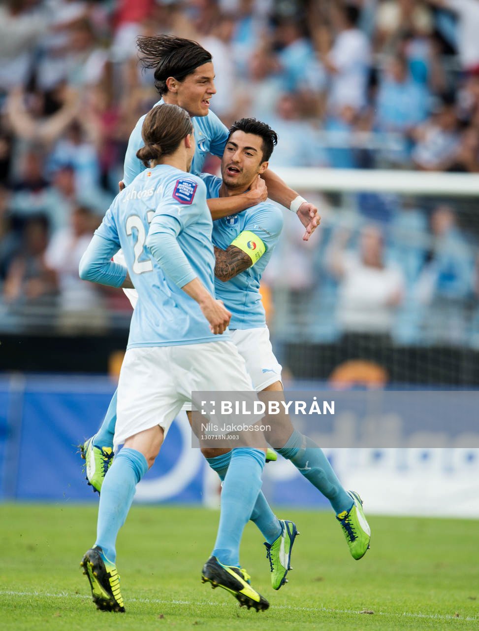 Malmö FFs Jiloan Hamad gör 1-0 på en frispark och jublar med Miiko Albornoz under kvalmatchen till Europa League mellan Malmö FF och Hibernian den 18 Juli 2013.