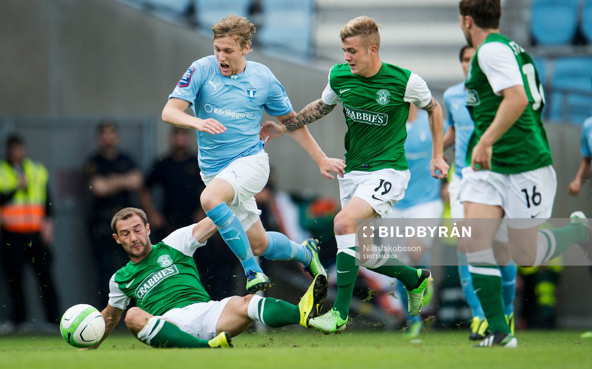 Hibernian FCs Kevin Thomson kapar Malmö FFs Emil Forsberg