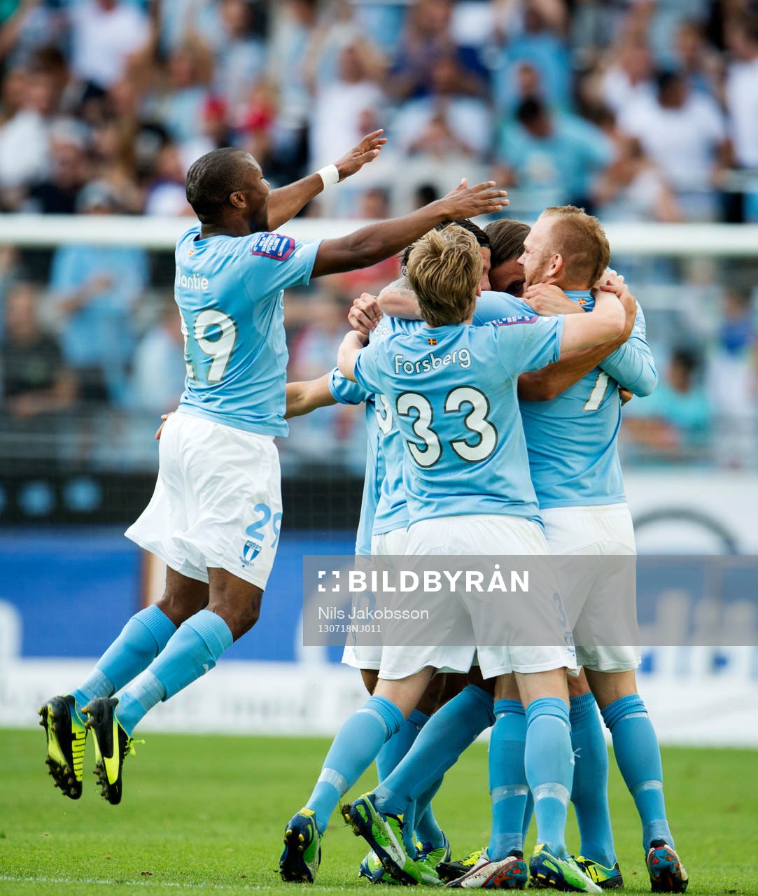 Malmö FFs Tokelo Rantie kommer hoppande under firandet av 1-0 under kvalmatchen till Europa League mellan Malmö FF och Hibernian den 18 Juli 2013.
