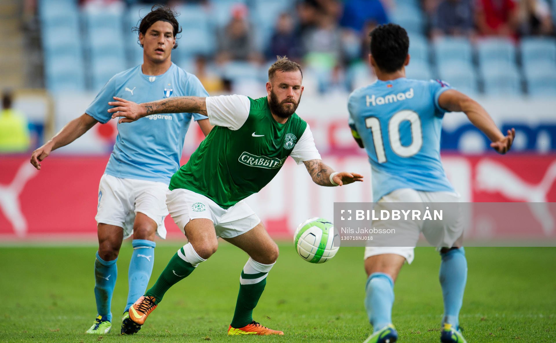 Hibernian FCs Rowan Vine mitt emellan Malmö FFs Miiko
