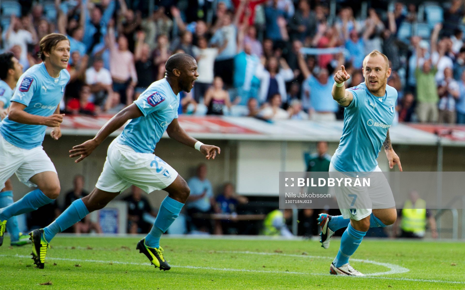Malmö FFs Tokelo Rantie och målskytten Magnus Eriksson jublar efter 2-0 under kvalmatchen till Europa League mellan Malmö FF och Hibernian den 18 Juli 2013.