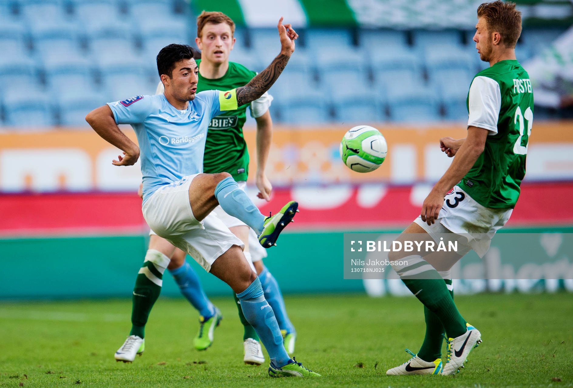 Malmö FFs Jiloan Hamad och Hibernian FCs Jordan Foster